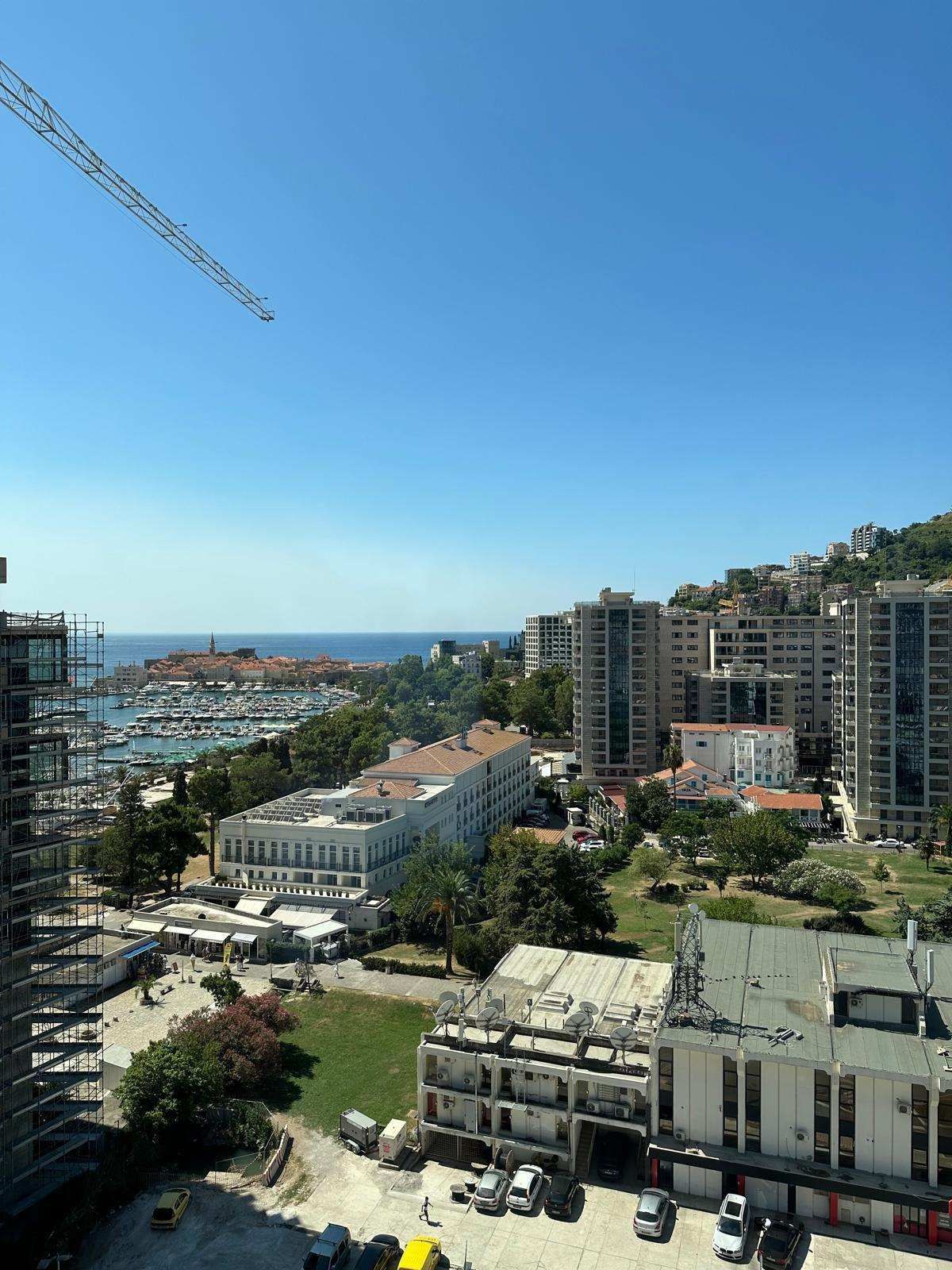 Dvosoban stan 67 m² na prvoj liniji sa prostranom terasom i pogledom na more (Izdavanje na duzi period) - Amfora Real Estate