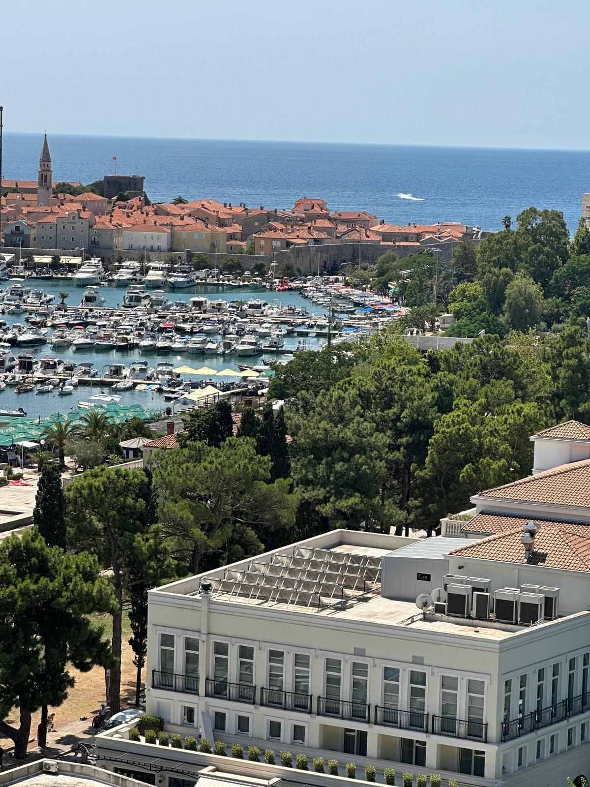 Dvosoban stan 67 m² na prvoj liniji sa prostranom terasom i pogledom na more (Izdavanje na duzi period) - Amfora Real Estate