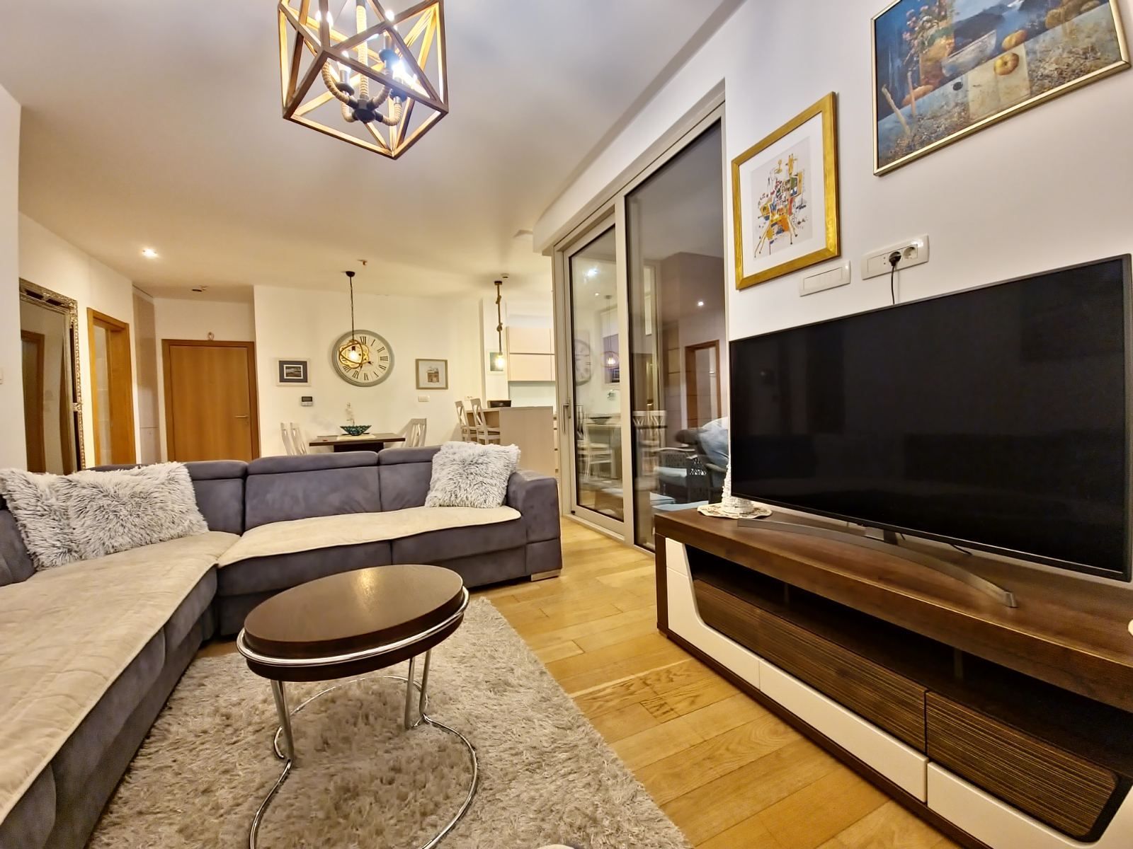 Dvosoban stan 67 m² na prvoj liniji sa prostranom terasom i pogledom na more (Izdavanje na duzi period) - Amfora Real Estate