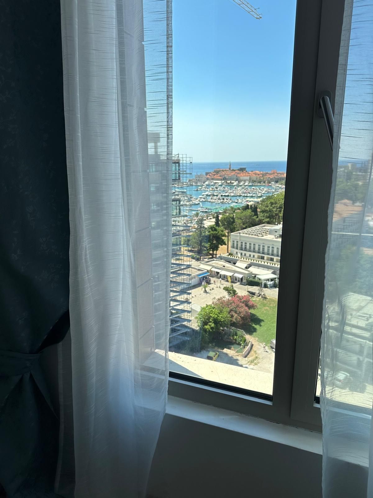 Dvosoban stan 67 m² na prvoj liniji sa prostranom terasom i pogledom na more (Izdavanje na duzi period) - Amfora Real Estate