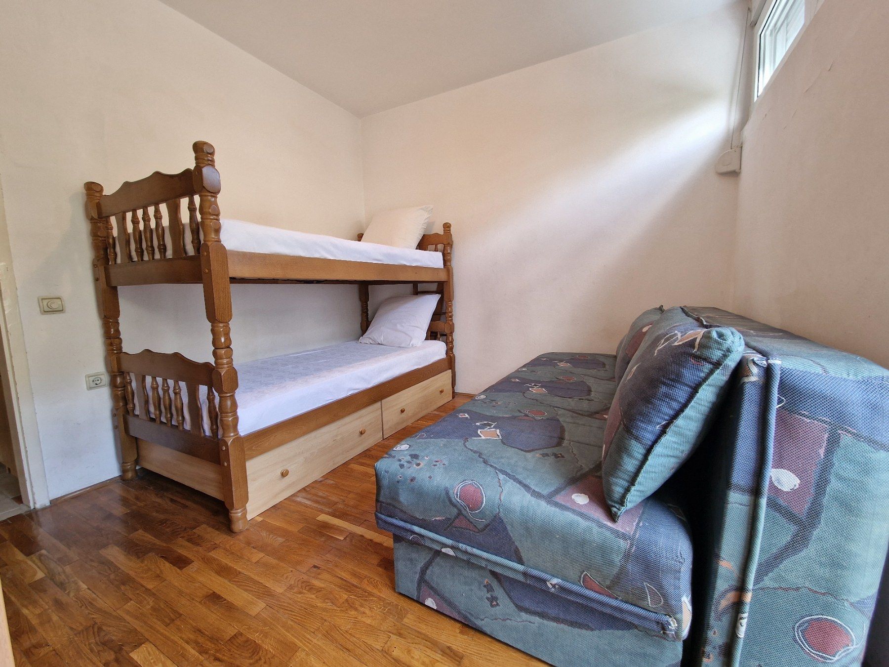 Jednosoban stan 40m2 u centru Budve (Izdavanje na period do sezone 01.06.2026) - Amfora Real Estate