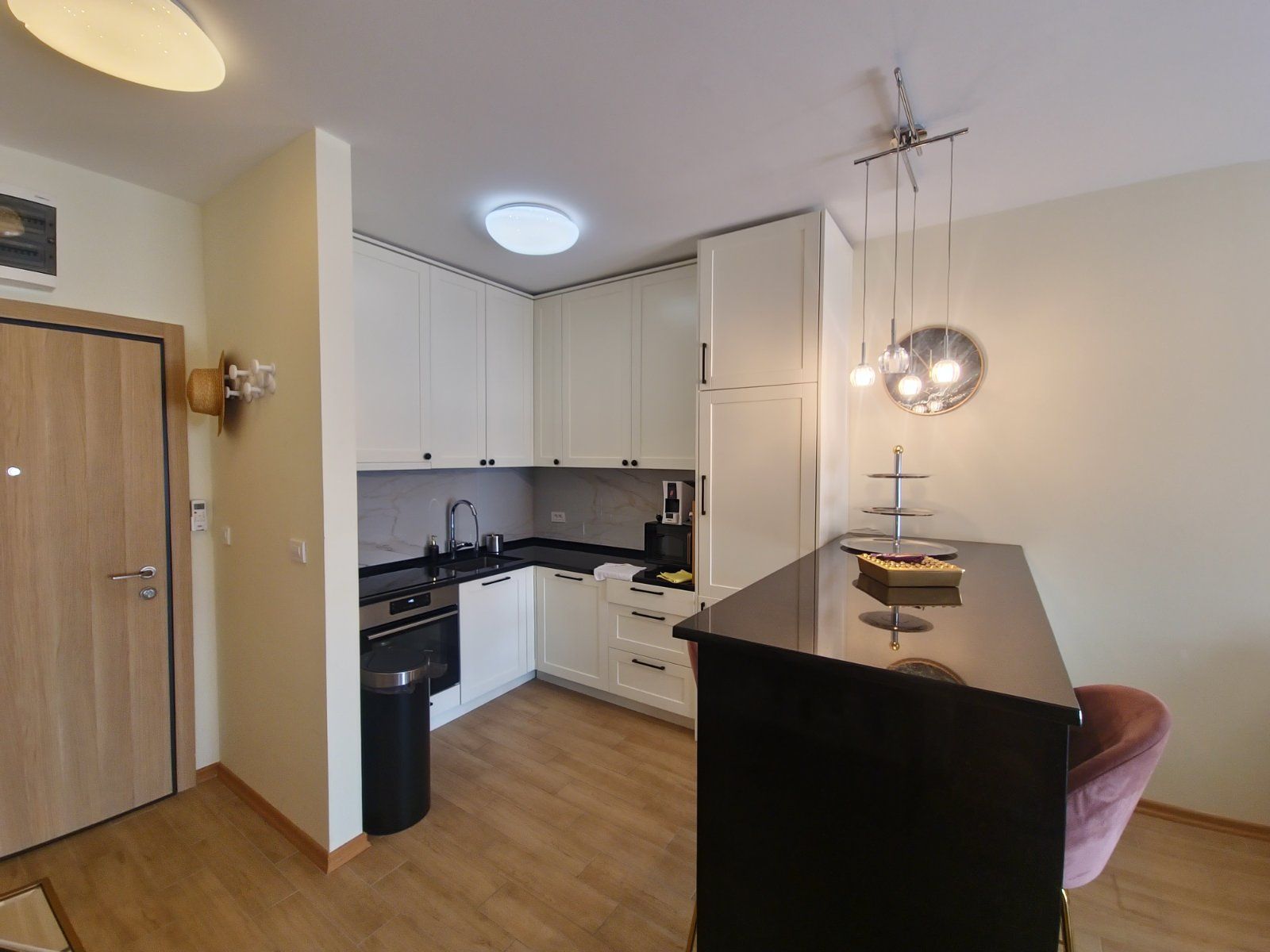 JEDNOSOBAN MODERNO OPREMLJEN STAN 50M² SA GARAŽNIM MESTOM U KOMPLEKSU THE OLD BAKERY – BUDVA (NA DUZI PERIOD) - Amfora Real Estate