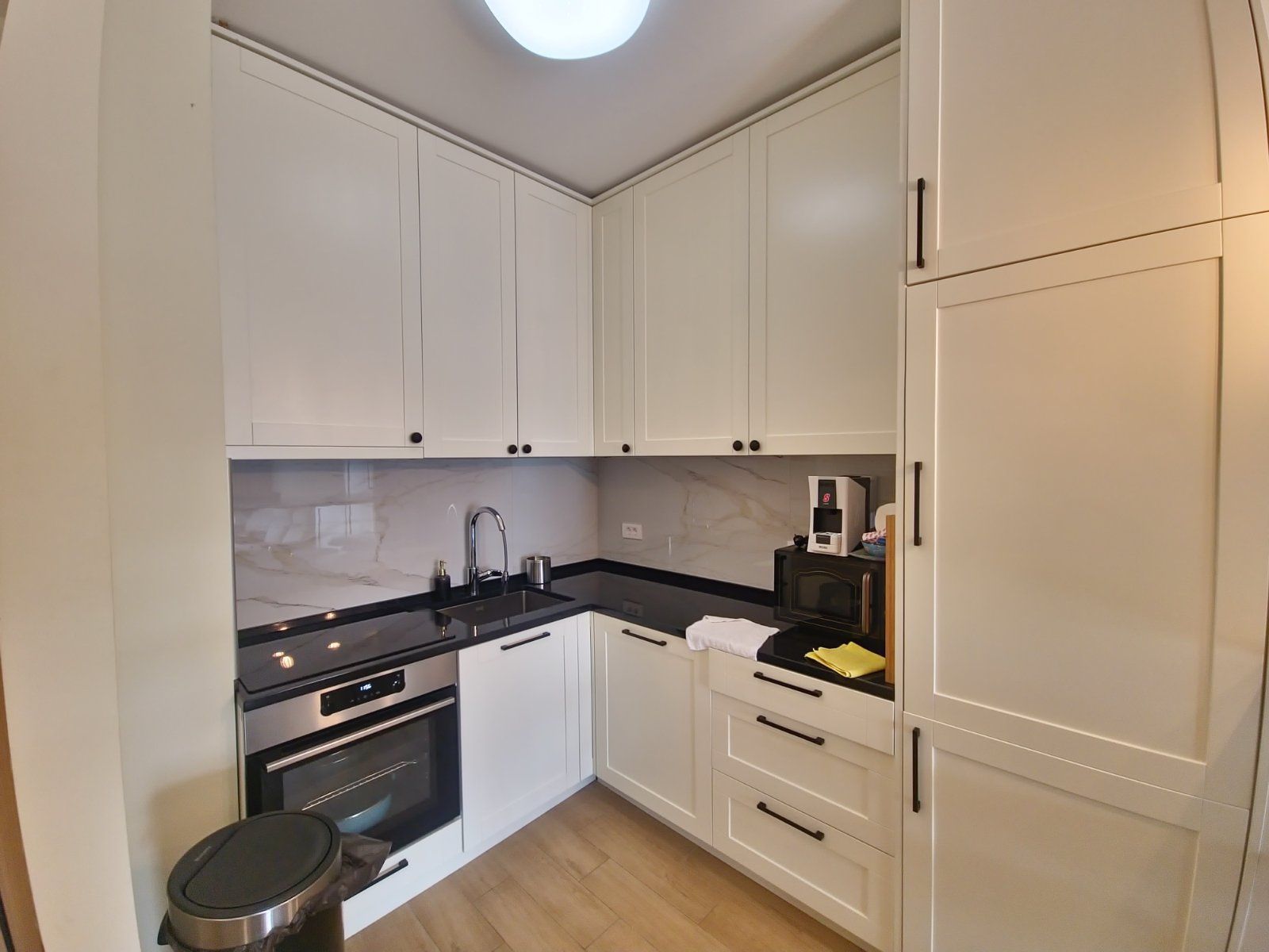 JEDNOSOBAN MODERNO OPREMLJEN STAN 50M² SA GARAŽNIM MESTOM U KOMPLEKSU THE OLD BAKERY – BUDVA (NA DUZI PERIOD) - Amfora Real Estate