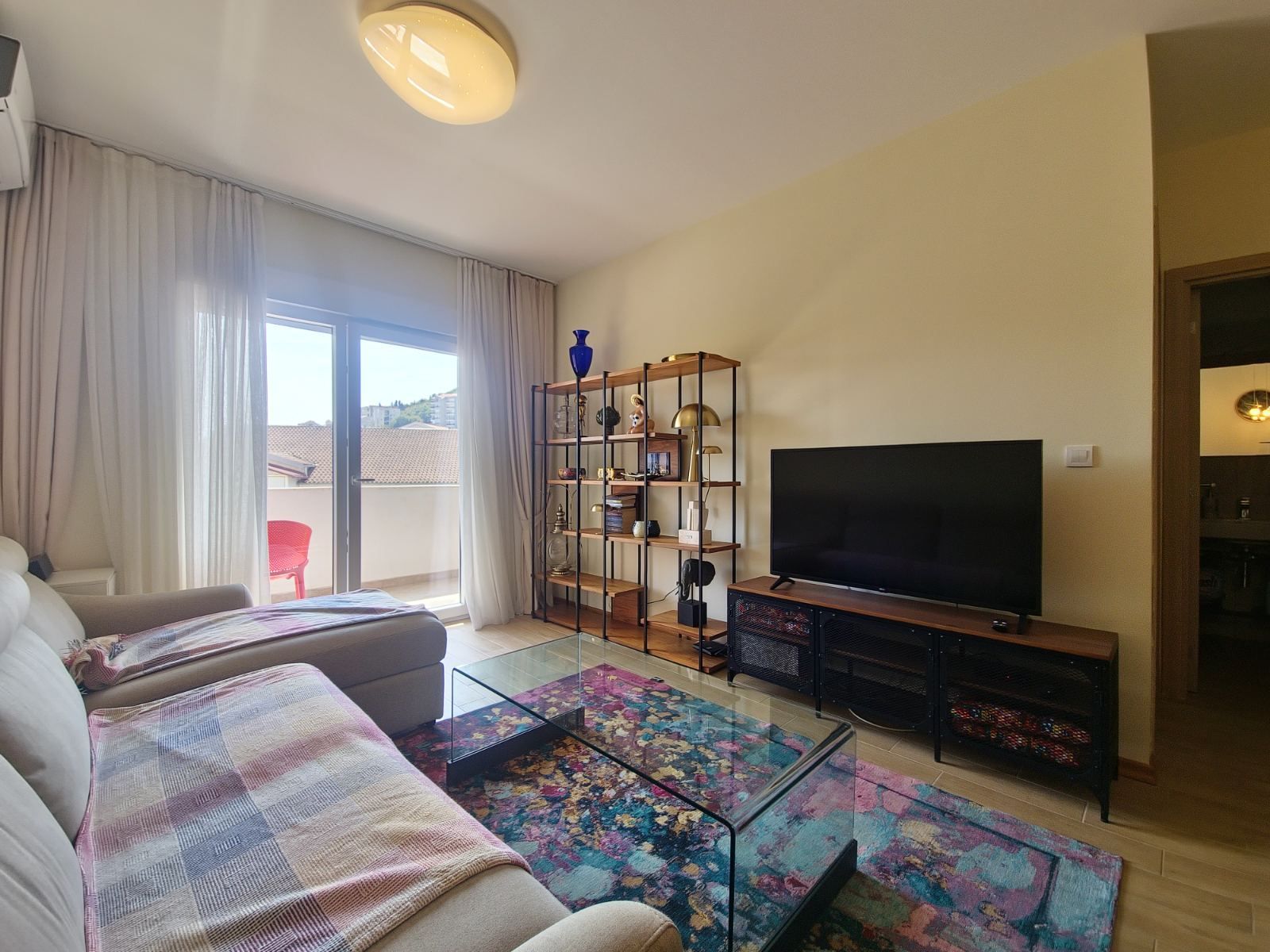 JEDNOSOBAN MODERNO OPREMLJEN STAN 50M² SA GARAŽNIM MESTOM U KOMPLEKSU THE OLD BAKERY – BUDVA (NA DUZI PERIOD) - Amfora Real Estate