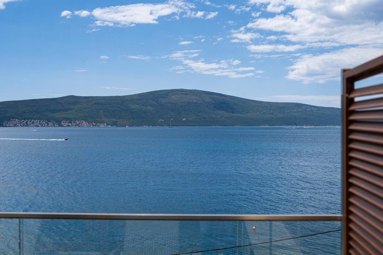 Opatovo, Tivat – luksuzan dvosoban stan 67m² sa terasom od 25m², garažnim mestom i panoramskim pogledom na more u kompleksu sa bazenom - Amfora Real Estate