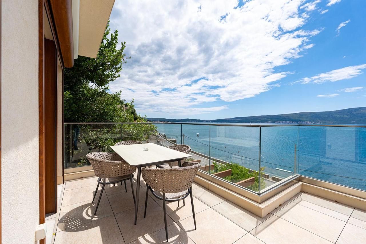 Opatovo, Tivat – luksuzan dvosoban stan 67m² sa terasom od 25m², garažnim mestom i panoramskim pogledom na more u kompleksu sa bazenom - Amfora Real Estate