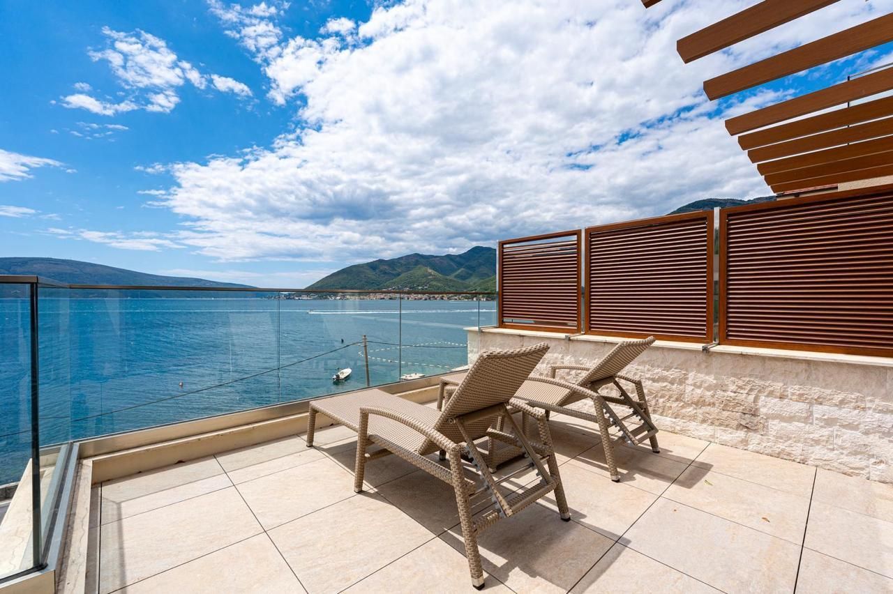 Opatovo, Tivat – luksuzan dvosoban stan 67m² sa terasom od 25m², garažnim mestom i panoramskim pogledom na more u kompleksu sa bazenom - Amfora Real Estate