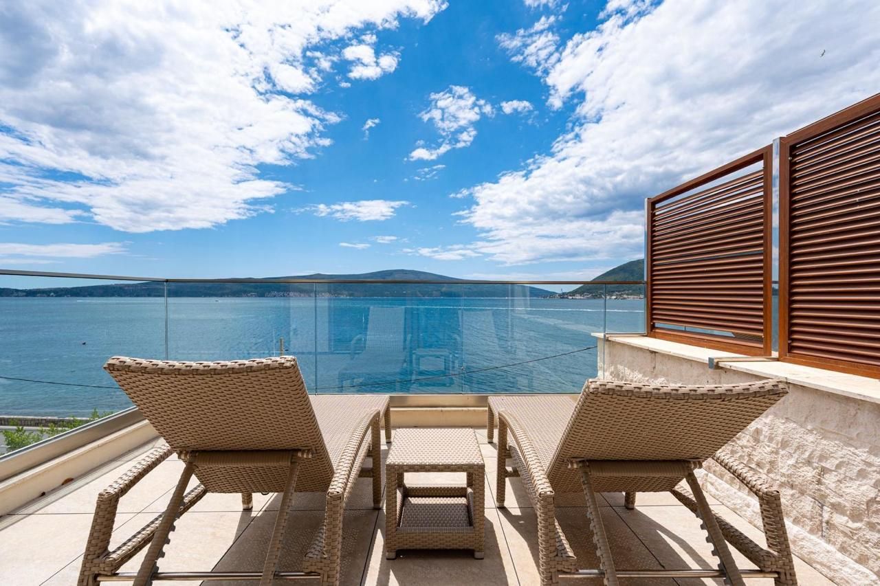 Opatovo, Tivat – luksuzan dvosoban stan 67m² sa terasom od 25m², garažnim mestom i panoramskim pogledom na more u kompleksu sa bazenom - Amfora Real Estate