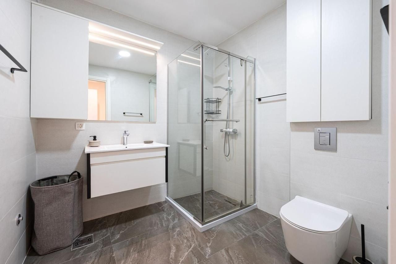 Opatovo, Tivat – luksuzan dvosoban stan 67m² sa terasom od 25m², garažnim mestom i panoramskim pogledom na more u kompleksu sa bazenom - Amfora Real Estate