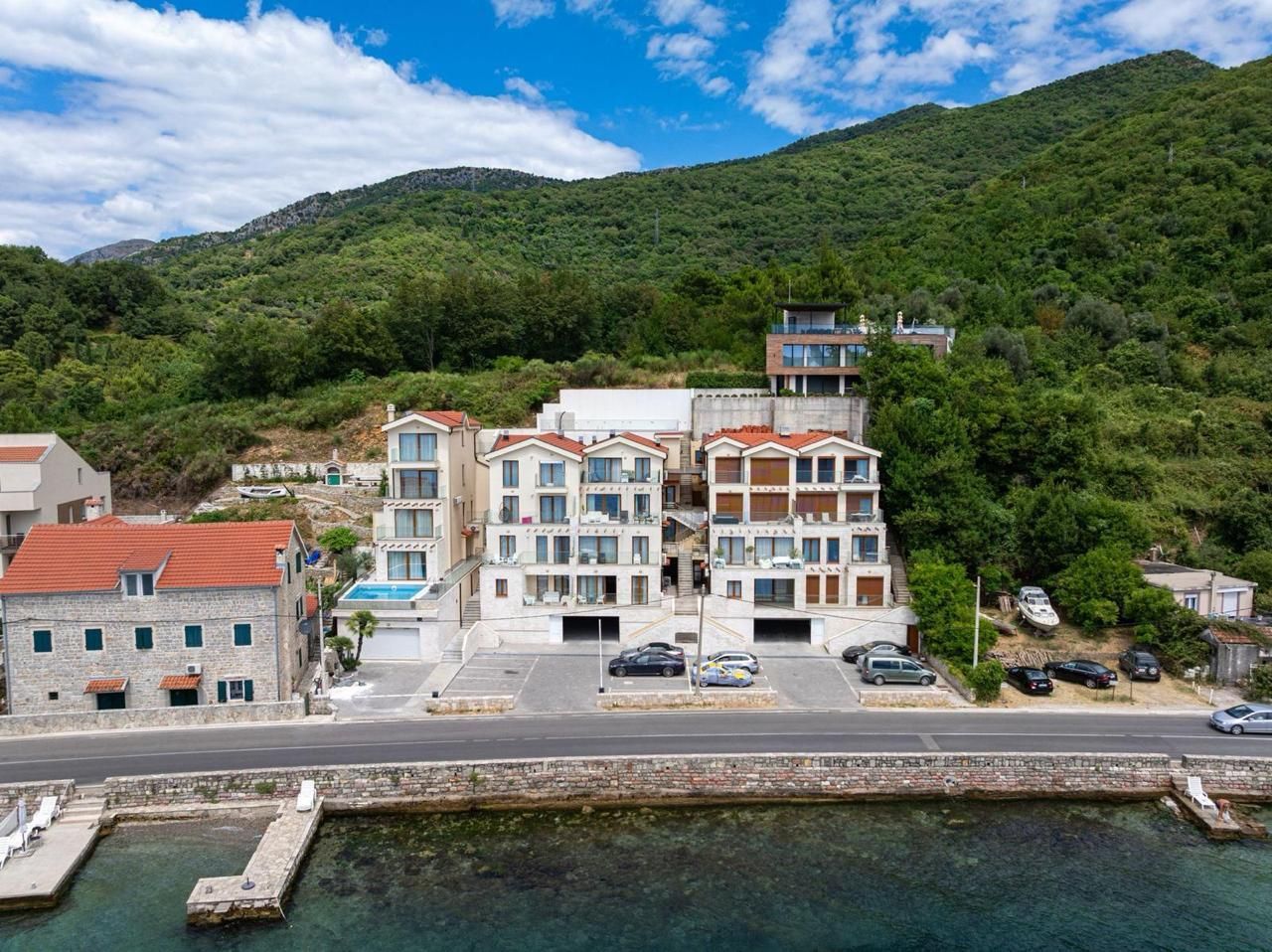Opatovo, Tivat – luksuzan dvosoban stan 67m² sa terasom od 25m², garažnim mestom i panoramskim pogledom na more u kompleksu sa bazenom - Amfora Real Estate