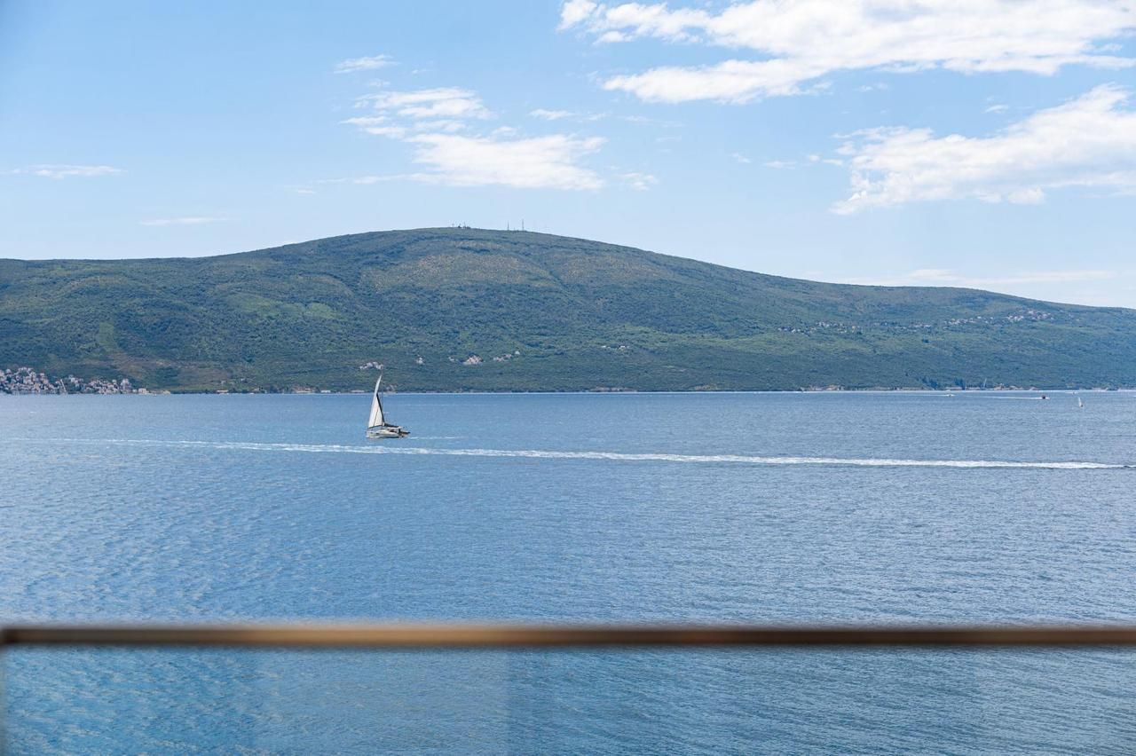 Opatovo, Tivat – luksuzan dvosoban stan 67m² sa terasom od 25m², garažnim mestom i panoramskim pogledom na more u kompleksu sa bazenom - Amfora Real Estate