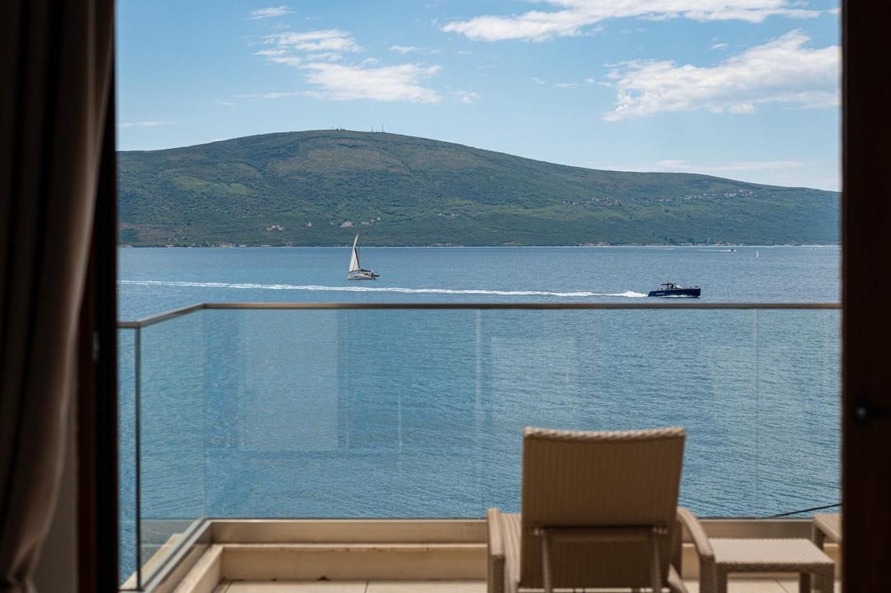 Opatovo, Tivat – luksuzan dvosoban stan 67m² sa terasom od 25m², garažnim mestom i panoramskim pogledom na more u kompleksu sa bazenom - Amfora Real Estate