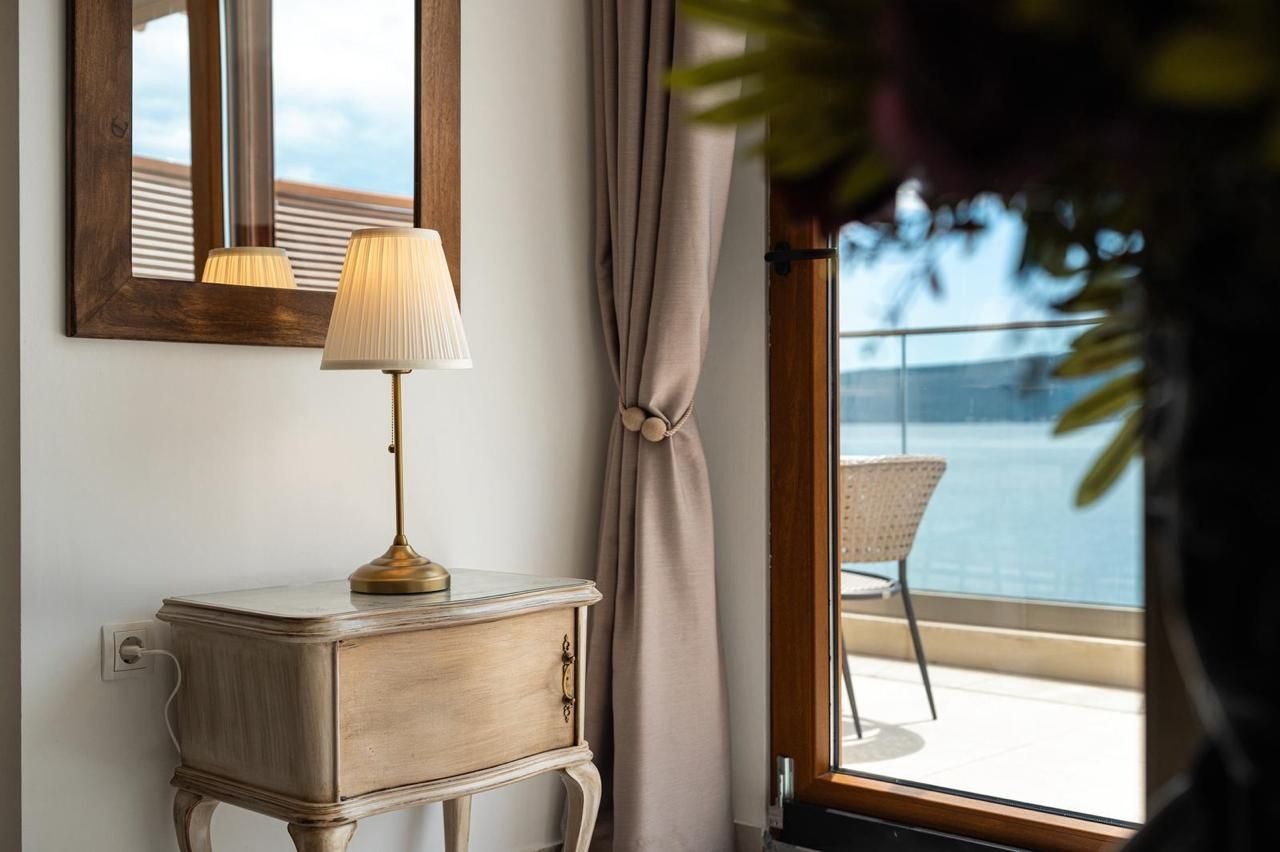 Opatovo, Tivat – luksuzan dvosoban stan 67m² sa terasom od 25m², garažnim mestom i panoramskim pogledom na more u kompleksu sa bazenom - Amfora Real Estate