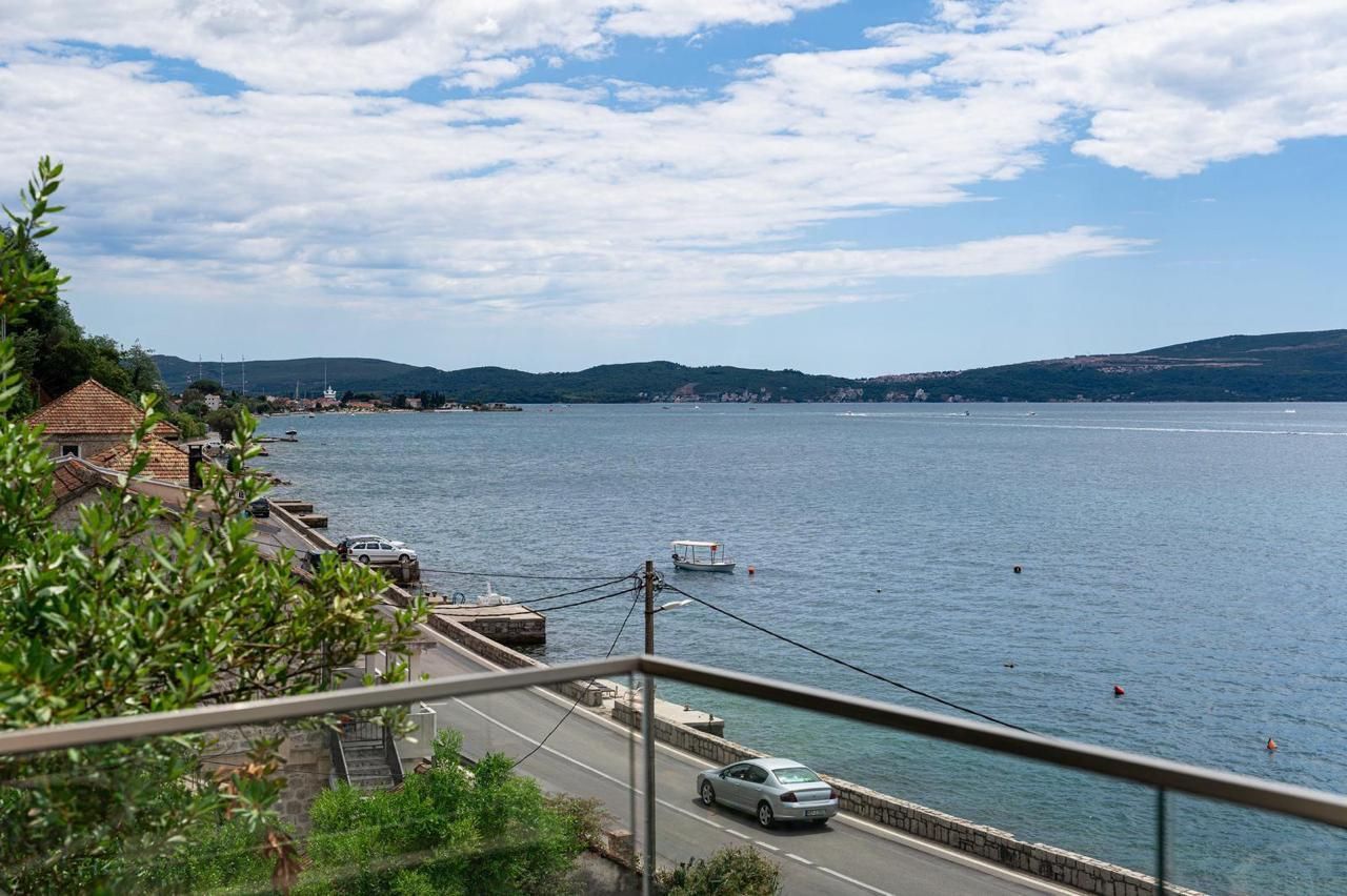 Opatovo, Tivat – luksuzan dvosoban stan 67m² sa terasom od 25m², garažnim mestom i panoramskim pogledom na more u kompleksu sa bazenom - Amfora Real Estate