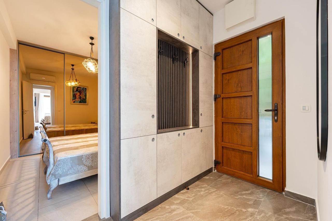 Opatovo, Tivat – luksuzan dvosoban stan 67m² sa terasom od 25m², garažnim mestom i panoramskim pogledom na more u kompleksu sa bazenom - Amfora Real Estate