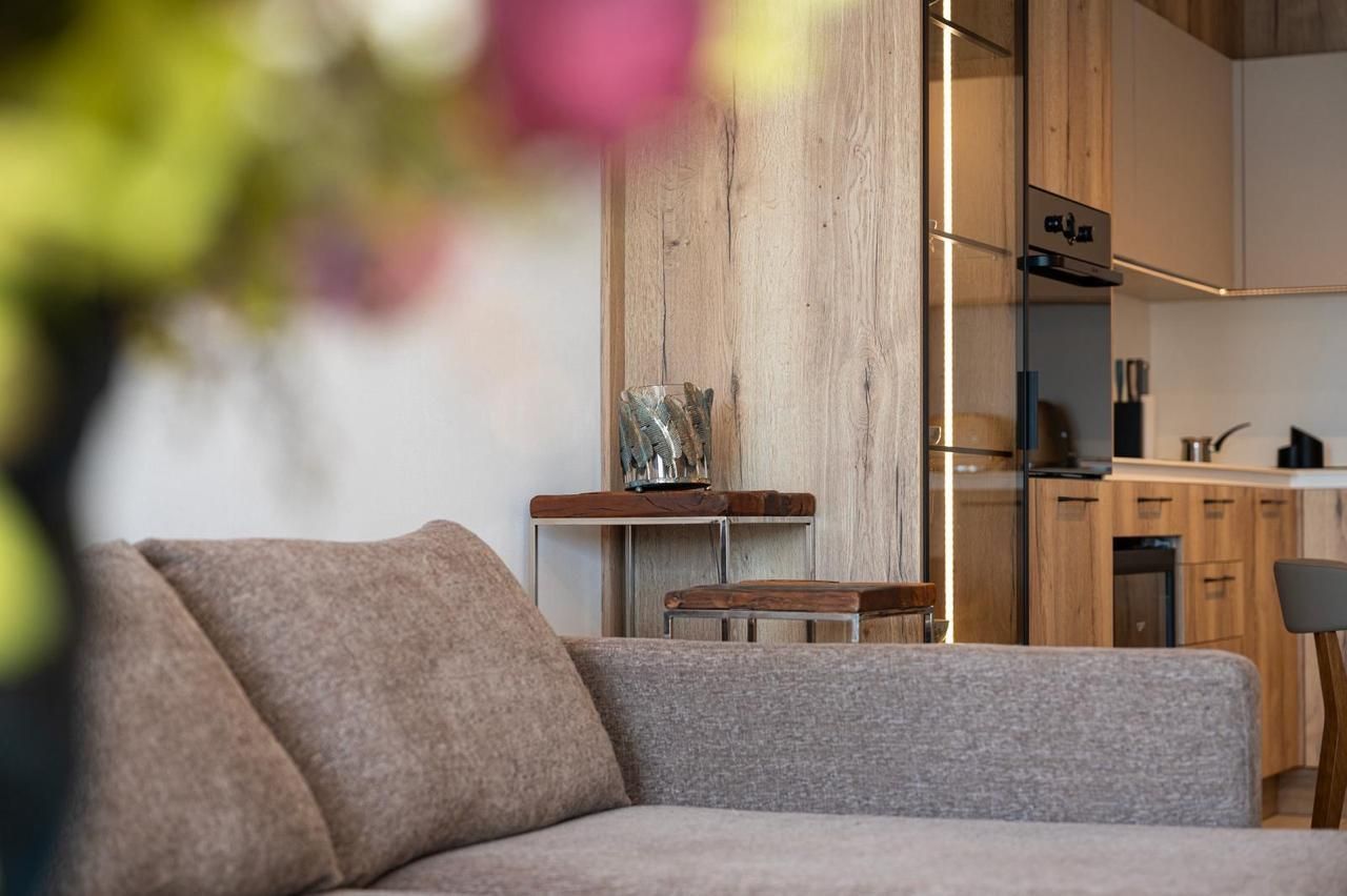 Opatovo, Tivat – luksuzan dvosoban stan 67m² sa terasom od 25m², garažnim mestom i panoramskim pogledom na more u kompleksu sa bazenom - Amfora Real Estate