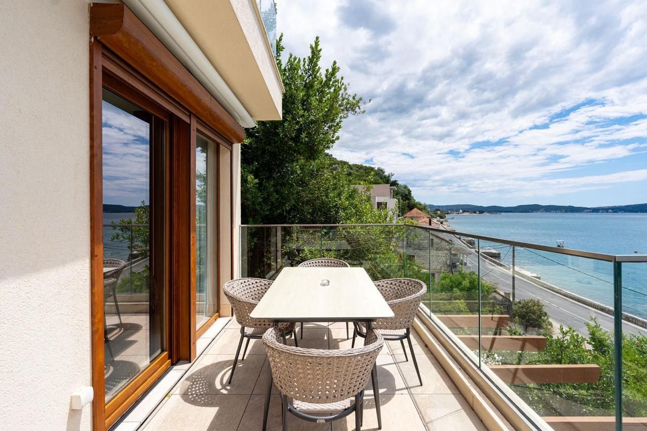 Opatovo, Tivat – luksuzan dvosoban stan 67m² sa terasom od 25m², garažnim mestom i panoramskim pogledom na more u kompleksu sa bazenom - Amfora Real Estate