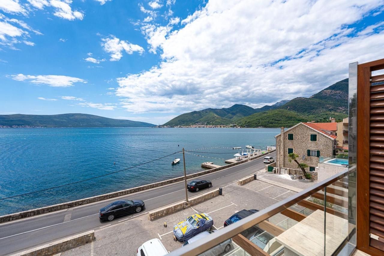 Opatovo, Tivat – luksuzan dvosoban stan 67m² sa terasom od 25m², garažnim mestom i panoramskim pogledom na more u kompleksu sa bazenom - Amfora Real Estate