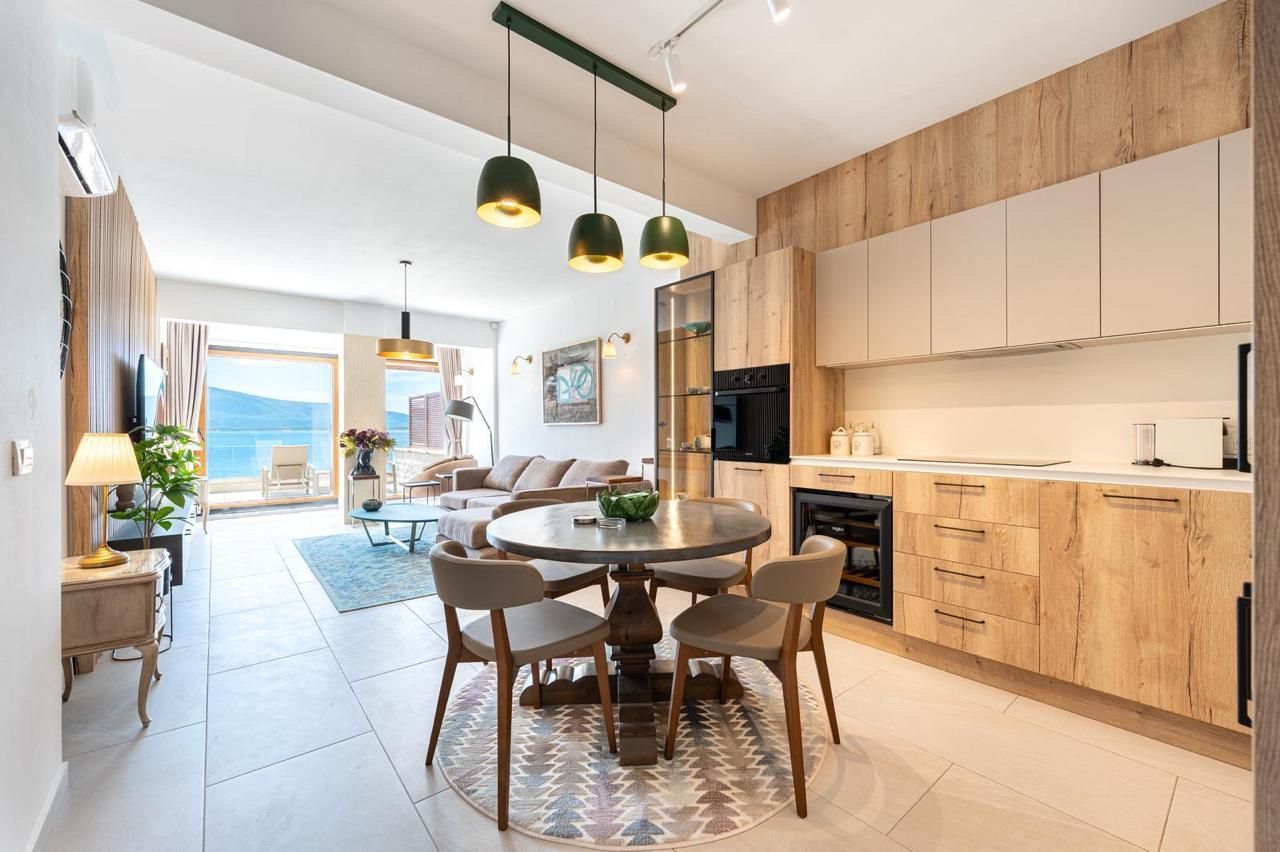 Opatovo, Tivat – luksuzan dvosoban stan 67m² sa terasom od 25m², garažnim mestom i panoramskim pogledom na more u kompleksu sa bazenom - Amfora Real Estate