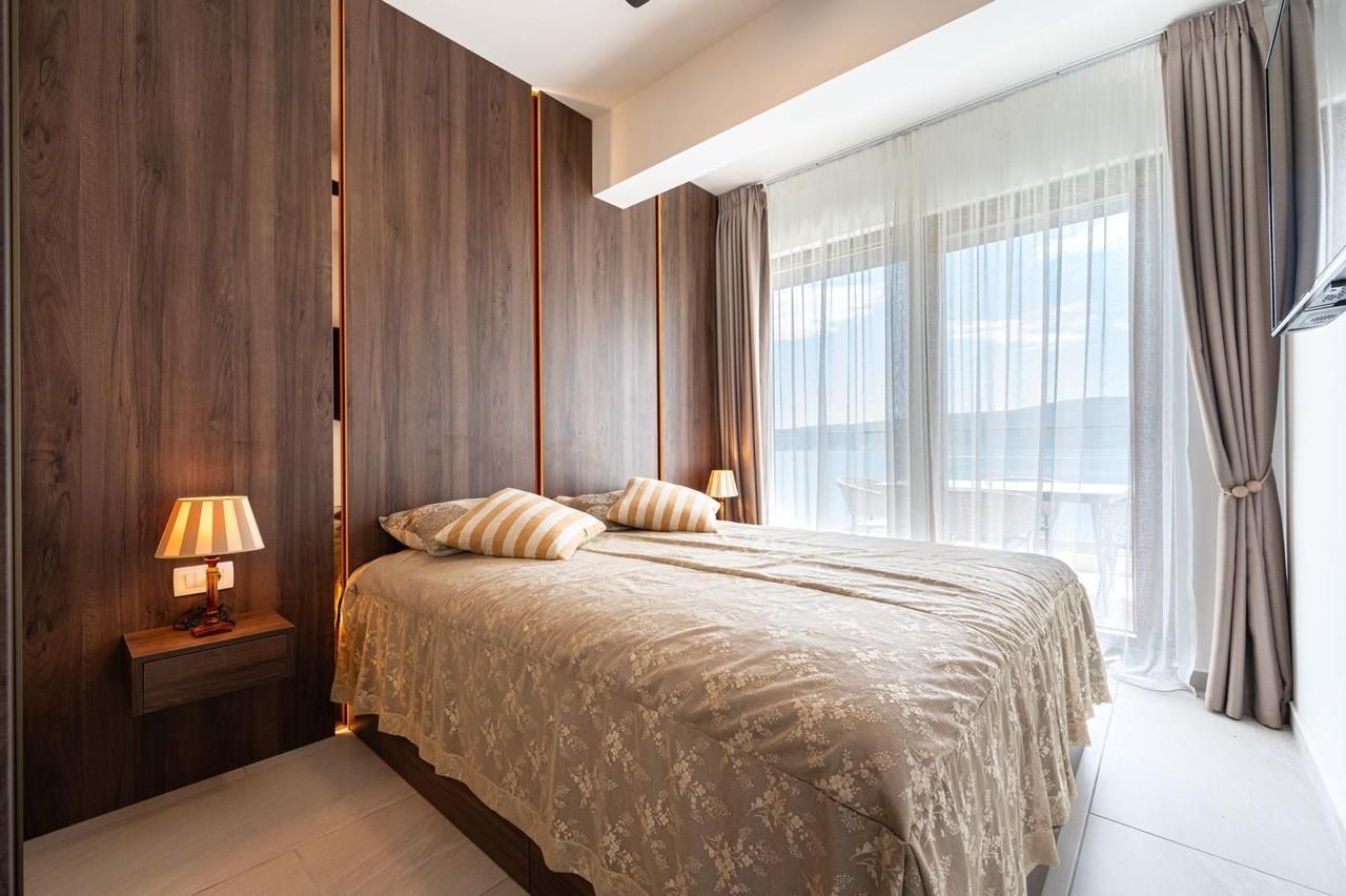 Opatovo, Tivat – luksuzan dvosoban stan 67m² sa terasom od 25m², garažnim mestom i panoramskim pogledom na more u kompleksu sa bazenom - Amfora Real Estate