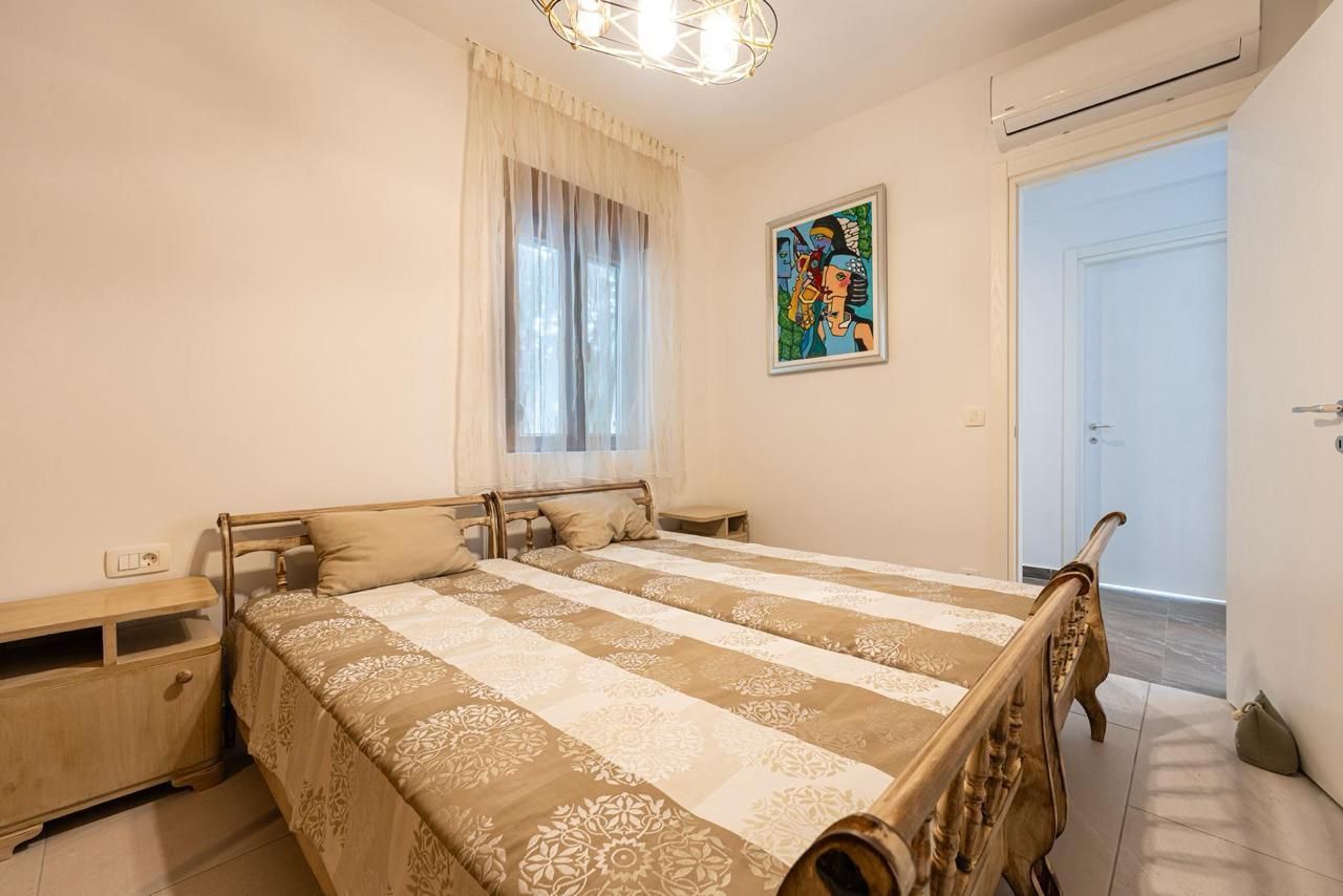 Opatovo, Tivat – luksuzan dvosoban stan 67m² sa terasom od 25m², garažnim mestom i panoramskim pogledom na more u kompleksu sa bazenom - Amfora Real Estate