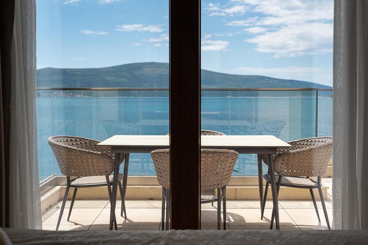 Opatovo, Tivat – luksuzan dvosoban stan 67m² sa terasom od 25m², garažnim mestom i panoramskim pogledom na more u kompleksu sa bazenom - Amfora Real Estate