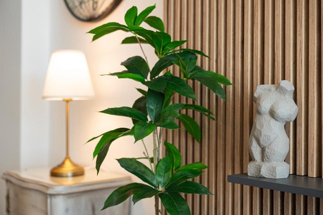 Opatovo, Tivat – luksuzan dvosoban stan 67m² sa terasom od 25m², garažnim mestom i panoramskim pogledom na more u kompleksu sa bazenom - Amfora Real Estate