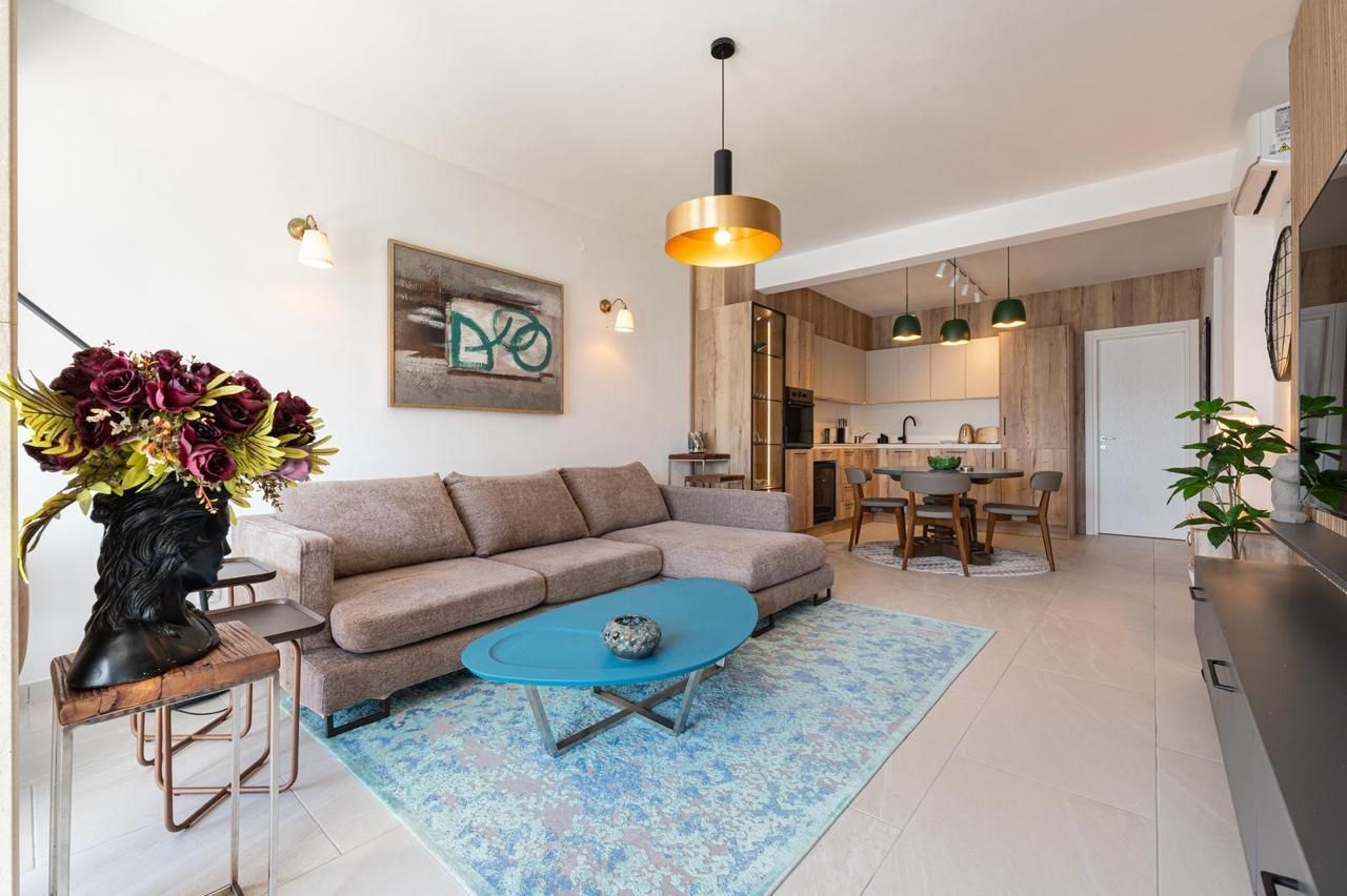 Opatovo, Tivat – luksuzan dvosoban stan 67m² sa terasom od 25m², garažnim mestom i panoramskim pogledom na more u kompleksu sa bazenom - Amfora Real Estate