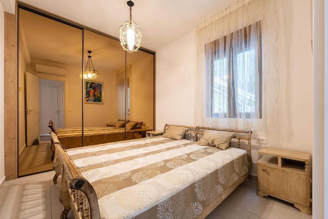 Opatovo, Tivat – luksuzan dvosoban stan 67m² sa terasom od 25m², garažnim mestom i panoramskim pogledom na more u kompleksu sa bazenom - Amfora Real Estate