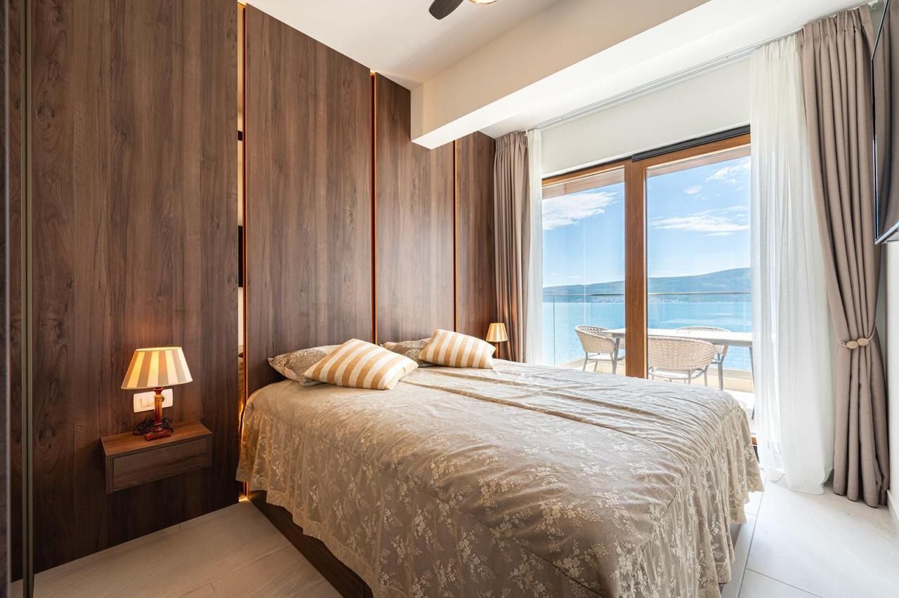 Opatovo, Tivat – luksuzan dvosoban stan 67m² sa terasom od 25m², garažnim mestom i panoramskim pogledom na more u kompleksu sa bazenom - Amfora Real Estate