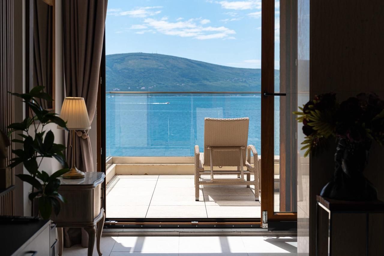 Opatovo, Tivat – luksuzan dvosoban stan 67m² sa terasom od 25m², garažnim mestom i panoramskim pogledom na more u kompleksu sa bazenom - Amfora Real Estate