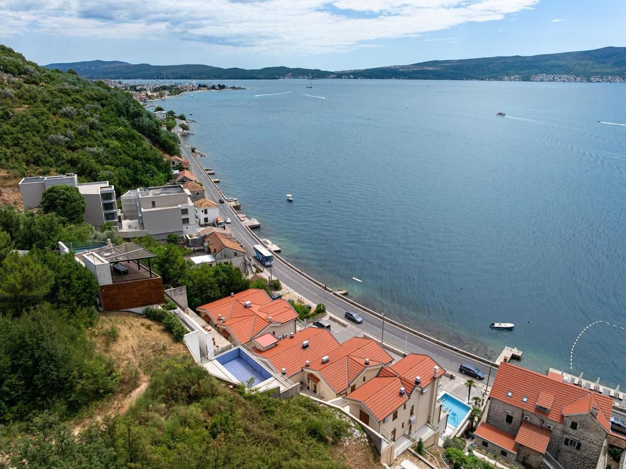 Opatovo, Tivat – luksuzan dvosoban stan 67m² sa terasom od 25m², garažnim mestom i panoramskim pogledom na more u kompleksu sa bazenom - Amfora Real Estate
