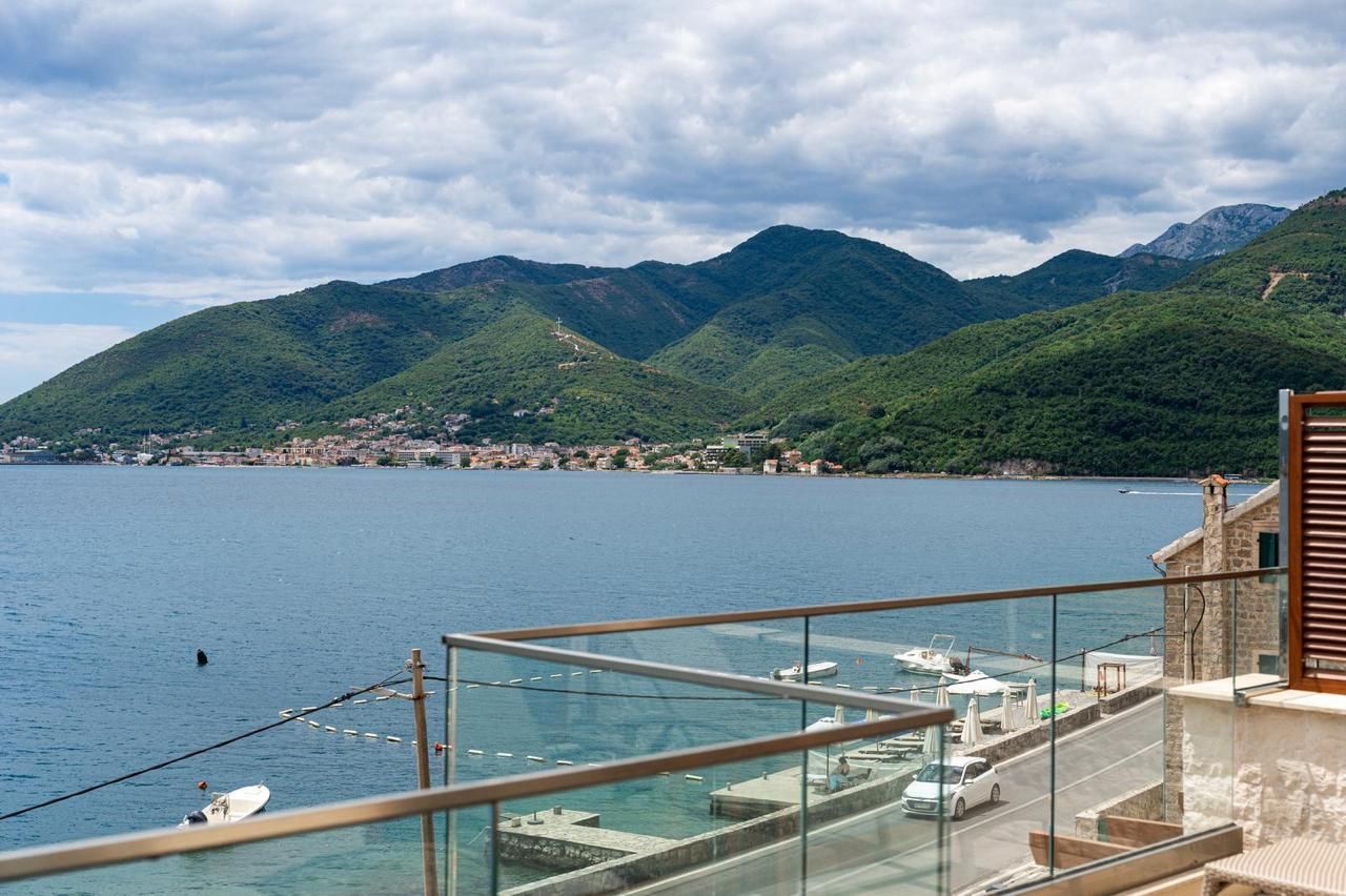Opatovo, Tivat – luksuzan dvosoban stan 67m² sa terasom od 25m², garažnim mestom i panoramskim pogledom na more u kompleksu sa bazenom - Amfora Real Estate