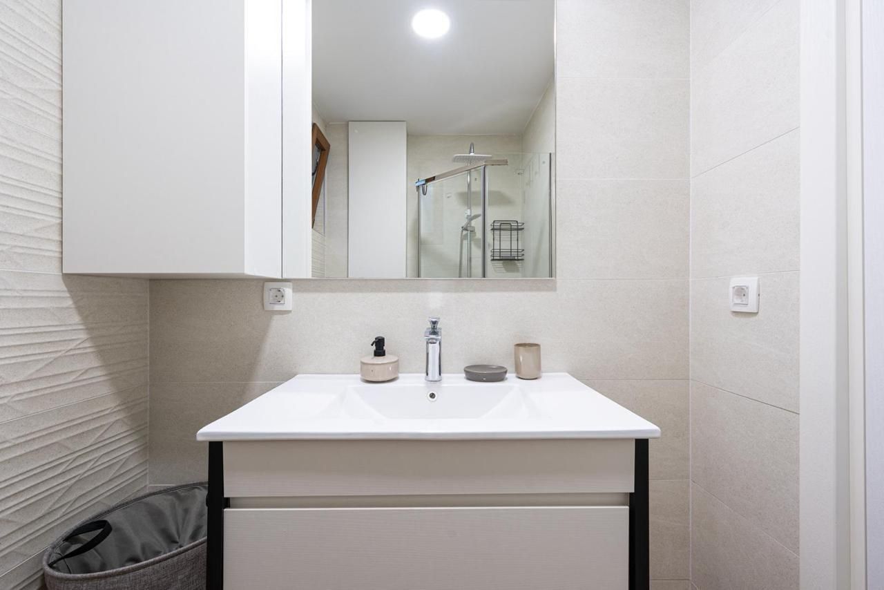 Opatovo, Tivat – luksuzan dvosoban stan 67m² sa terasom od 25m², garažnim mestom i panoramskim pogledom na more u kompleksu sa bazenom - Amfora Real Estate