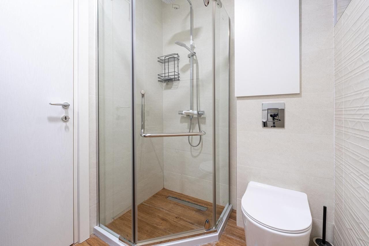 Opatovo, Tivat – luksuzan dvosoban stan 67m² sa terasom od 25m², garažnim mestom i panoramskim pogledom na more u kompleksu sa bazenom - Amfora Real Estate