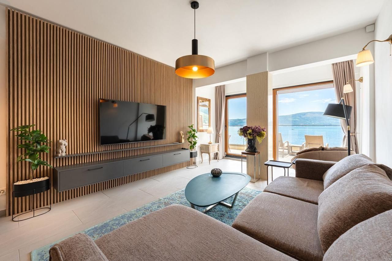 Opatovo, Tivat – luksuzan dvosoban stan 67m² sa terasom od 25m², garažnim mestom i panoramskim pogledom na more u kompleksu sa bazenom - Amfora Real Estate