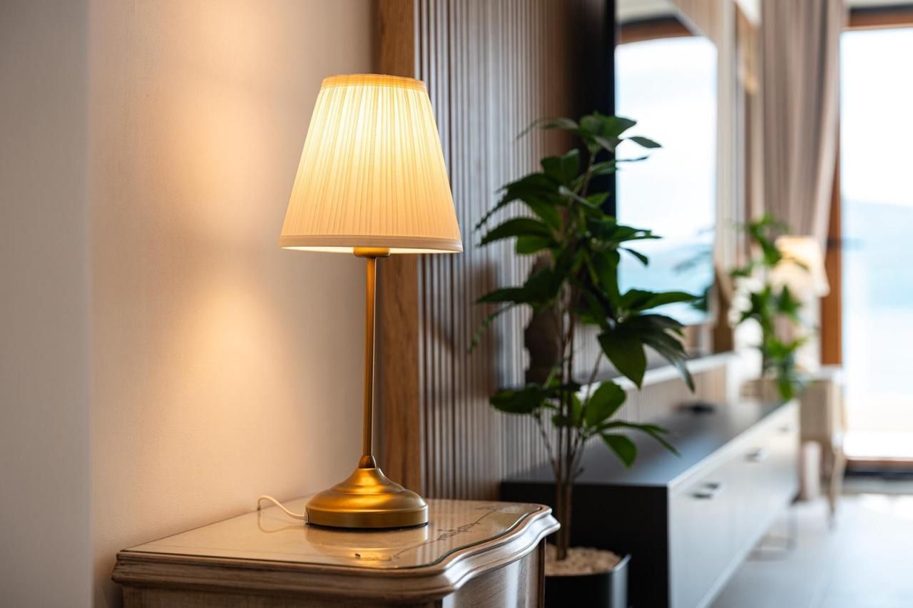 Opatovo, Tivat – luksuzan dvosoban stan 67m² sa terasom od 25m², garažnim mestom i panoramskim pogledom na more u kompleksu sa bazenom - Amfora Real Estate