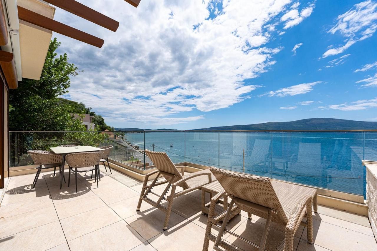 Opatovo, Tivat – luksuzan dvosoban stan 67m² sa terasom od 25m², garažnim mestom i panoramskim pogledom na more u kompleksu sa bazenom - Amfora Real Estate