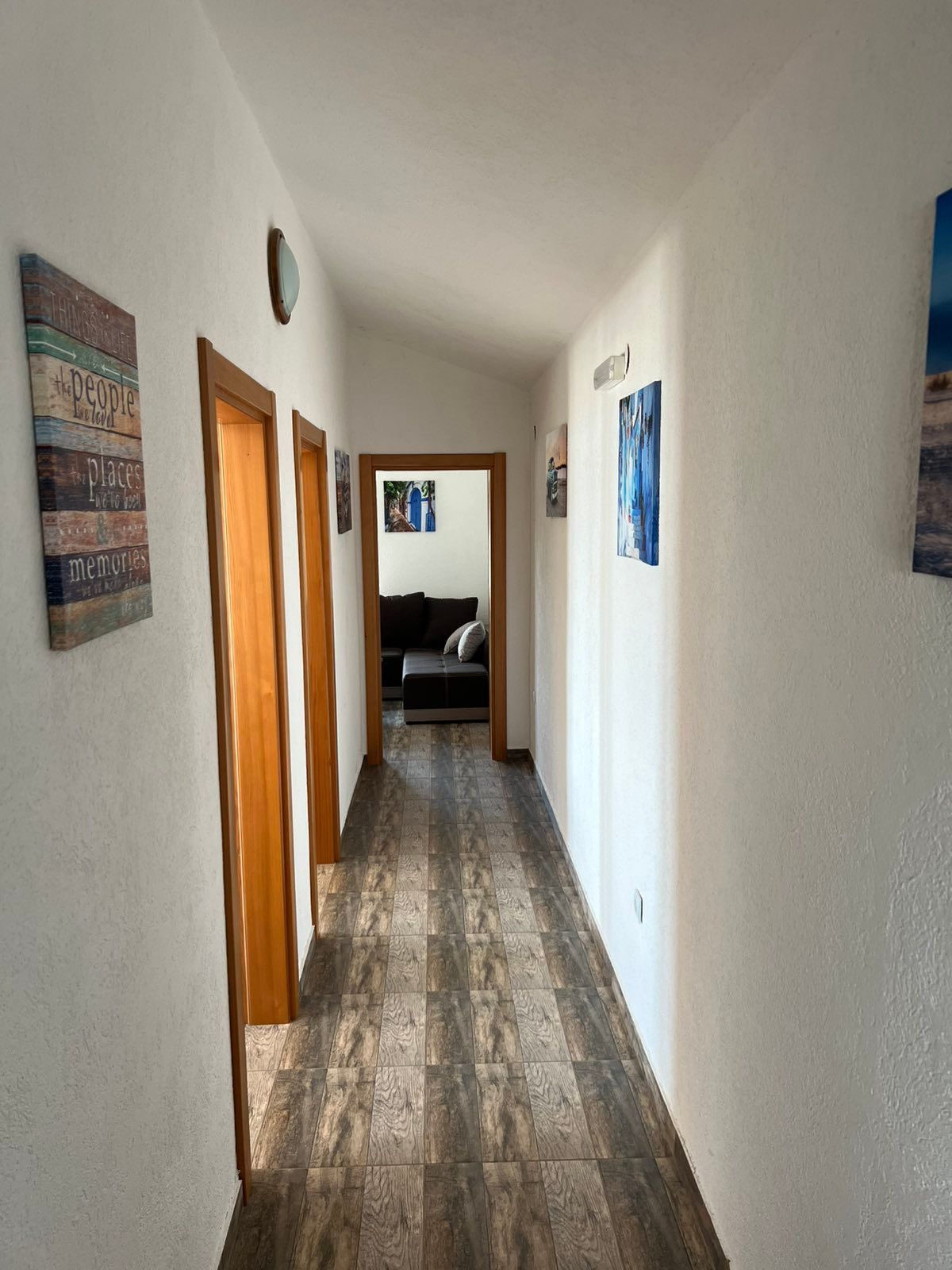 Izdaje se kuća 130 m² sa pogledom na more-Dobra Voda,Bar (150m od mora) IZDAVANJE NA DUZI PERIOD DOSTUPNA OD 01.10.2025 - Amfora Real Estate