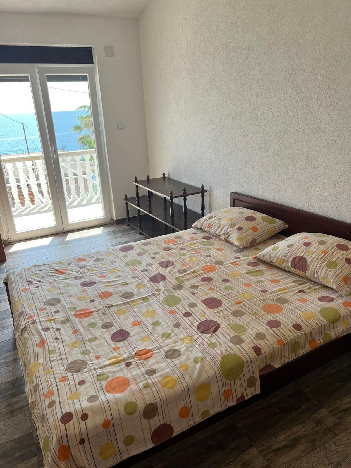 Izdaje se kuća 130 m² sa pogledom na more-Dobra Voda,Bar (150m od mora) IZDAVANJE NA DUZI PERIOD DOSTUPNA OD 01.10.2025 - Amfora Real Estate