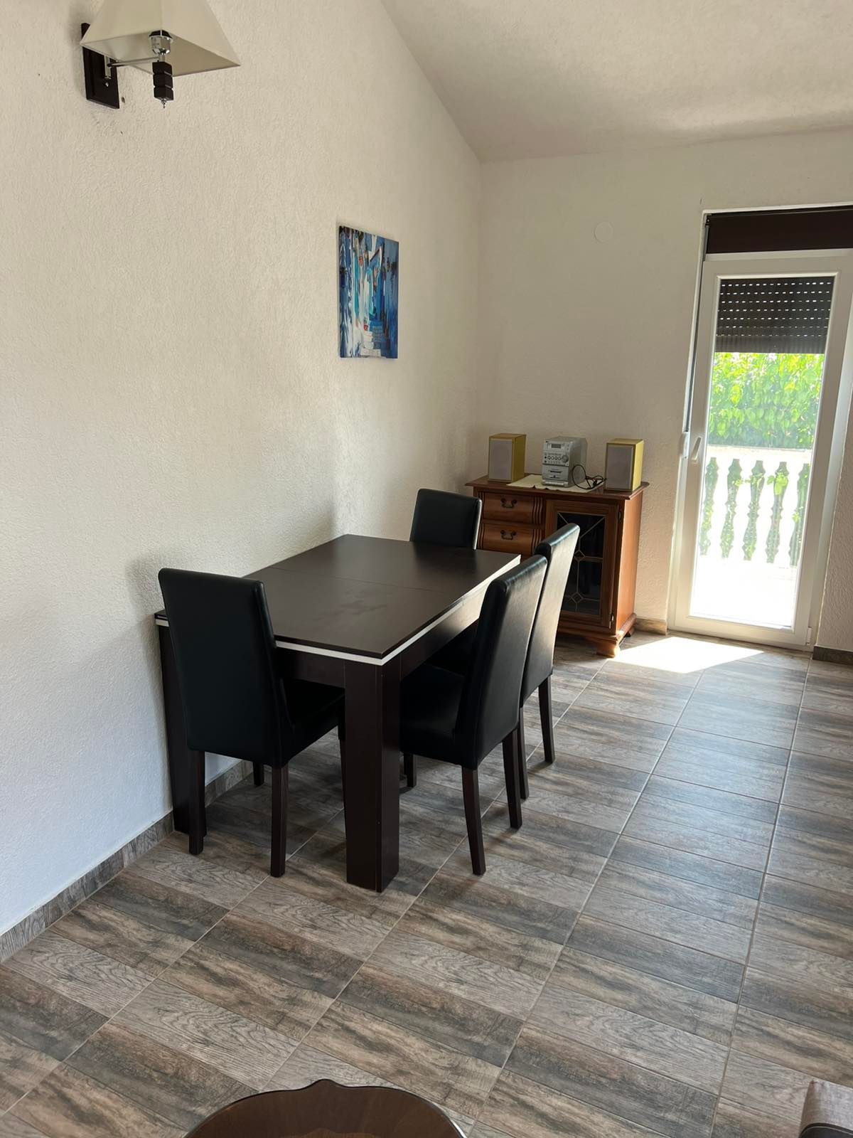 Izdaje se kuća 130 m² sa pogledom na more-Dobra Voda,Bar (150m od mora) IZDAVANJE NA DUZI PERIOD DOSTUPNA OD 01.10.2025 - Amfora Real Estate