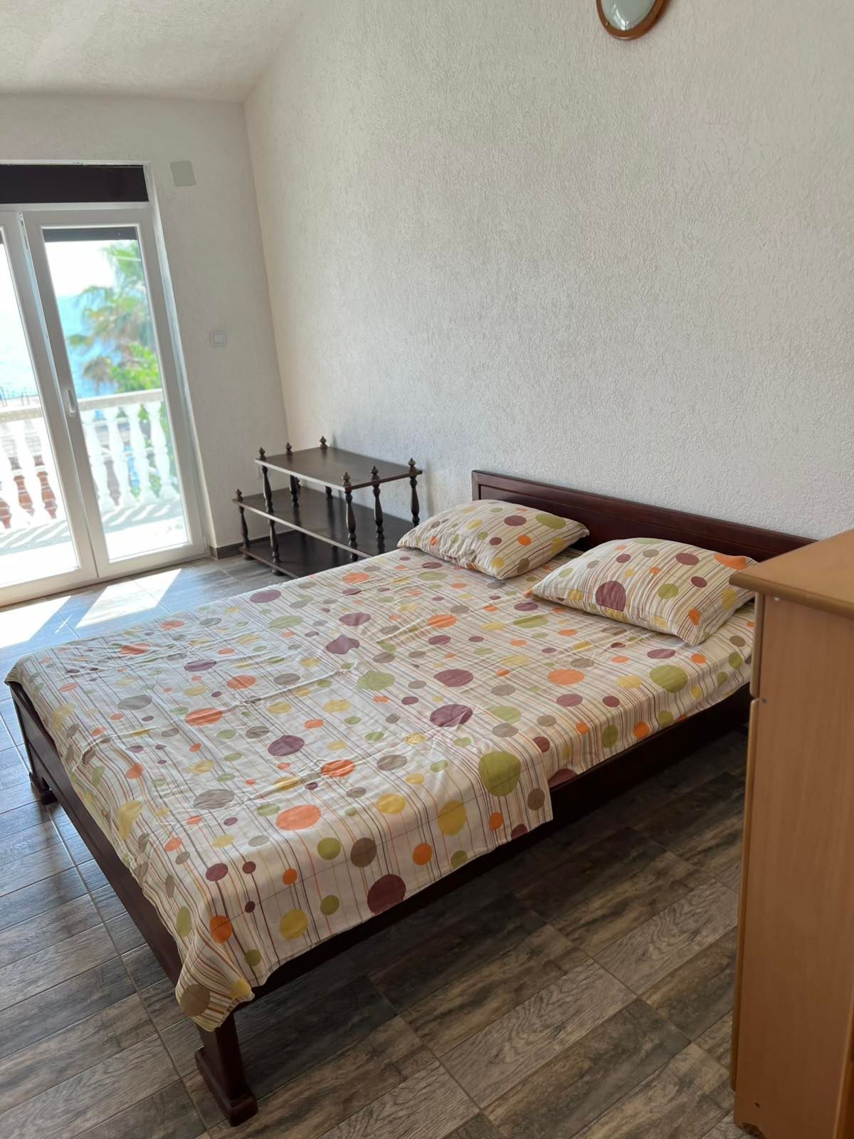 Izdaje se kuća 130 m² sa pogledom na more-Dobra Voda,Bar (150m od mora) IZDAVANJE NA DUZI PERIOD DOSTUPNA OD 01.10.2025 - Amfora Real Estate