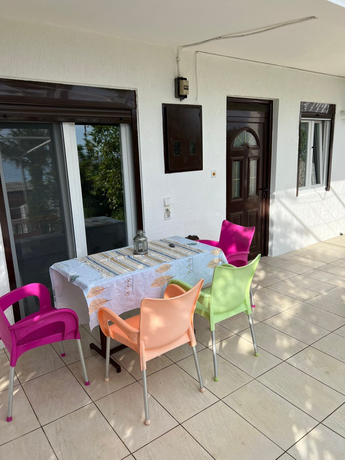 Izdaje se kuća 130 m² sa pogledom na more-Dobra Voda,Bar (150m od mora) IZDAVANJE NA DUZI PERIOD DOSTUPNA OD 01.10.2025 - Amfora Real Estate