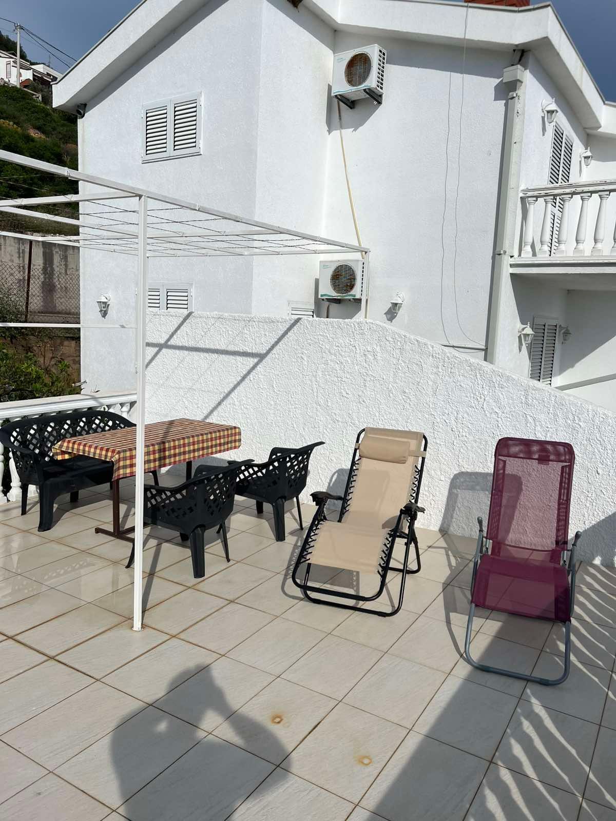 Izdaje se kuća 130 m² sa pogledom na more-Dobra Voda,Bar (150m od mora) IZDAVANJE NA DUZI PERIOD DOSTUPNA OD 01.10.2025 - Amfora Real Estate