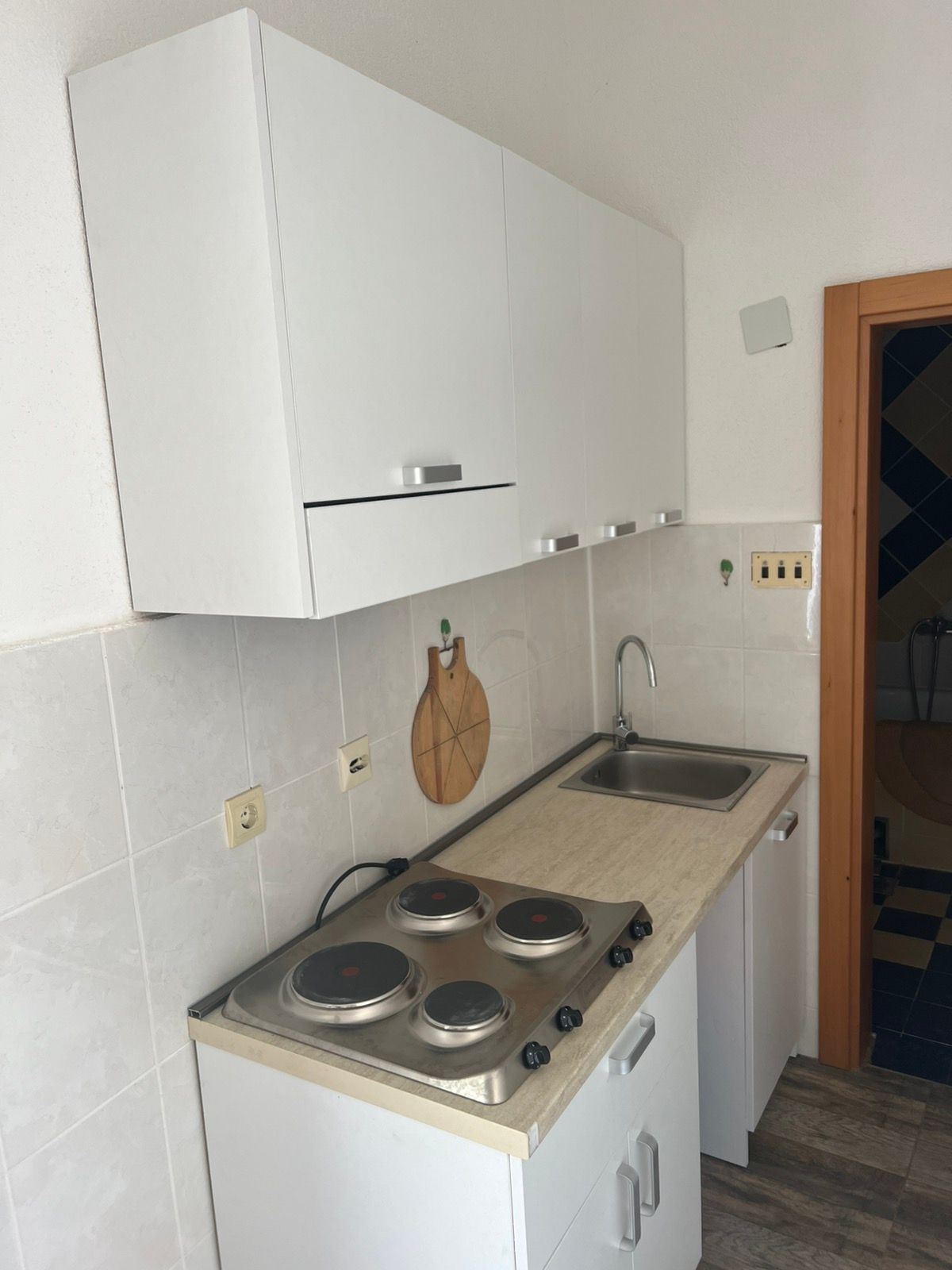 Izdaje se kuća 130 m² sa pogledom na more-Dobra Voda,Bar (150m od mora) IZDAVANJE NA DUZI PERIOD DOSTUPNA OD 01.10.2025 - Amfora Real Estate