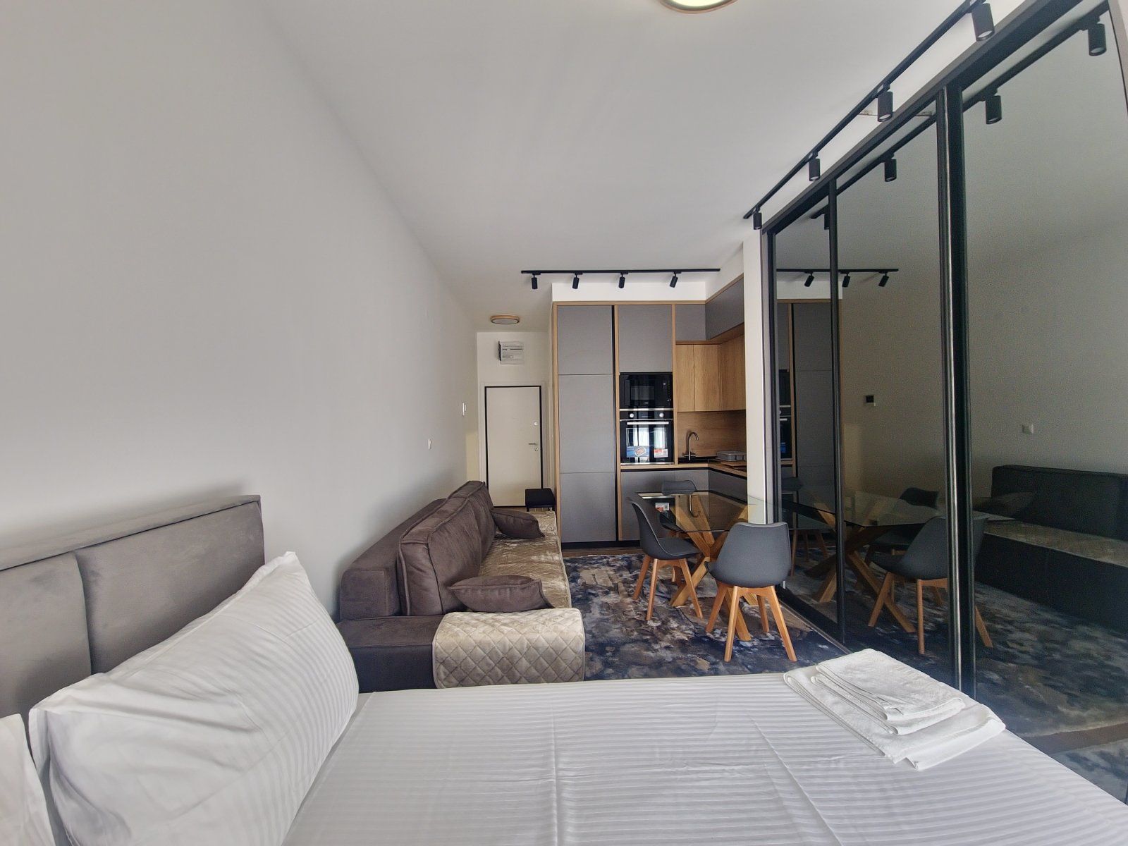 Nov studio apartman sa pogledom na more igaraznim mestom u luksuznom kompleksu 