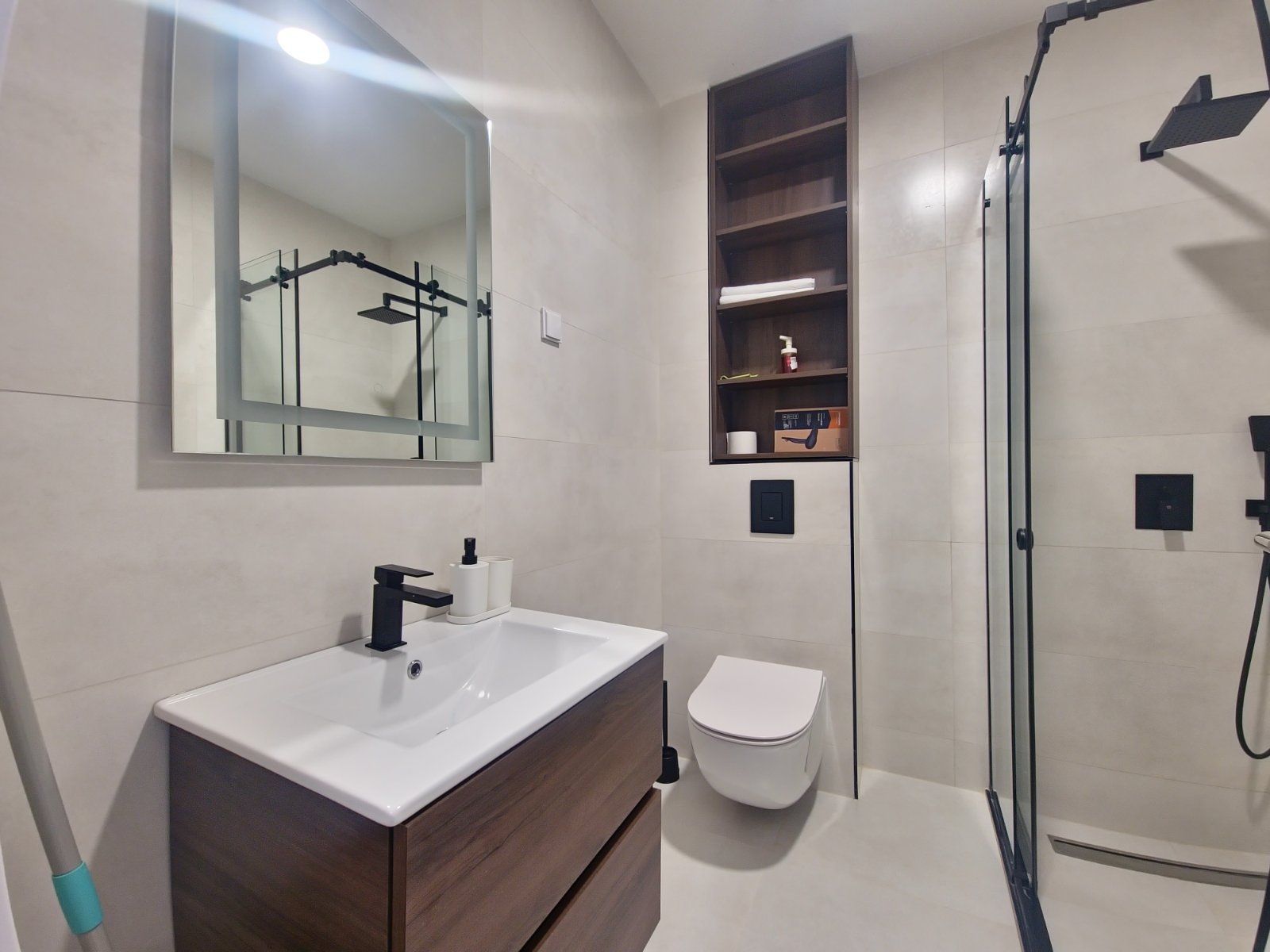 Nov studio apartman sa pogledom na more igaraznim mestom u luksuznom kompleksu 