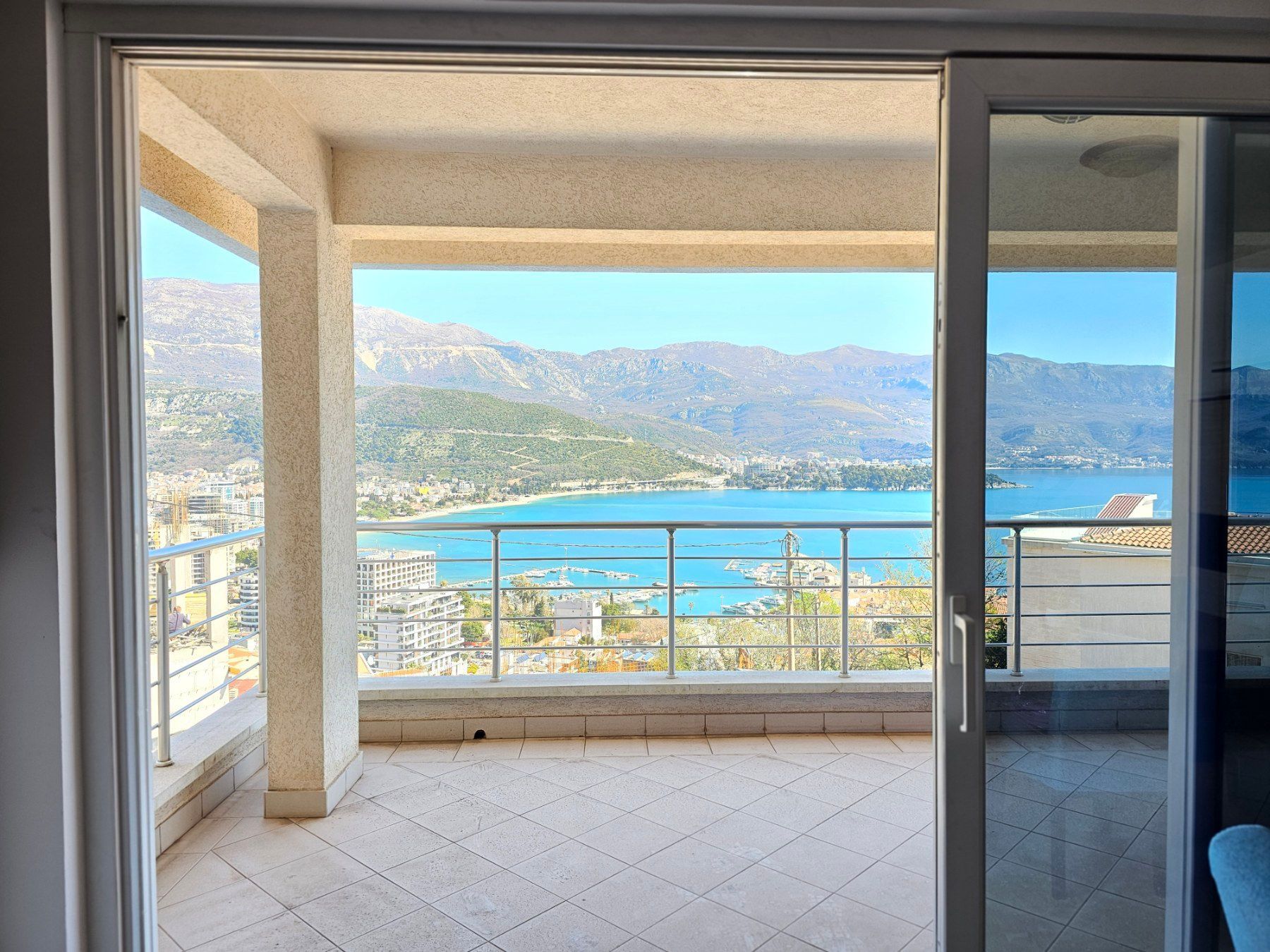 Jednosoban stan 69m2 sa panoramskim pogledom-Budva,Komosevina (IZDAVANJE NA DUZI PERIOD) - Amfora Real Estate