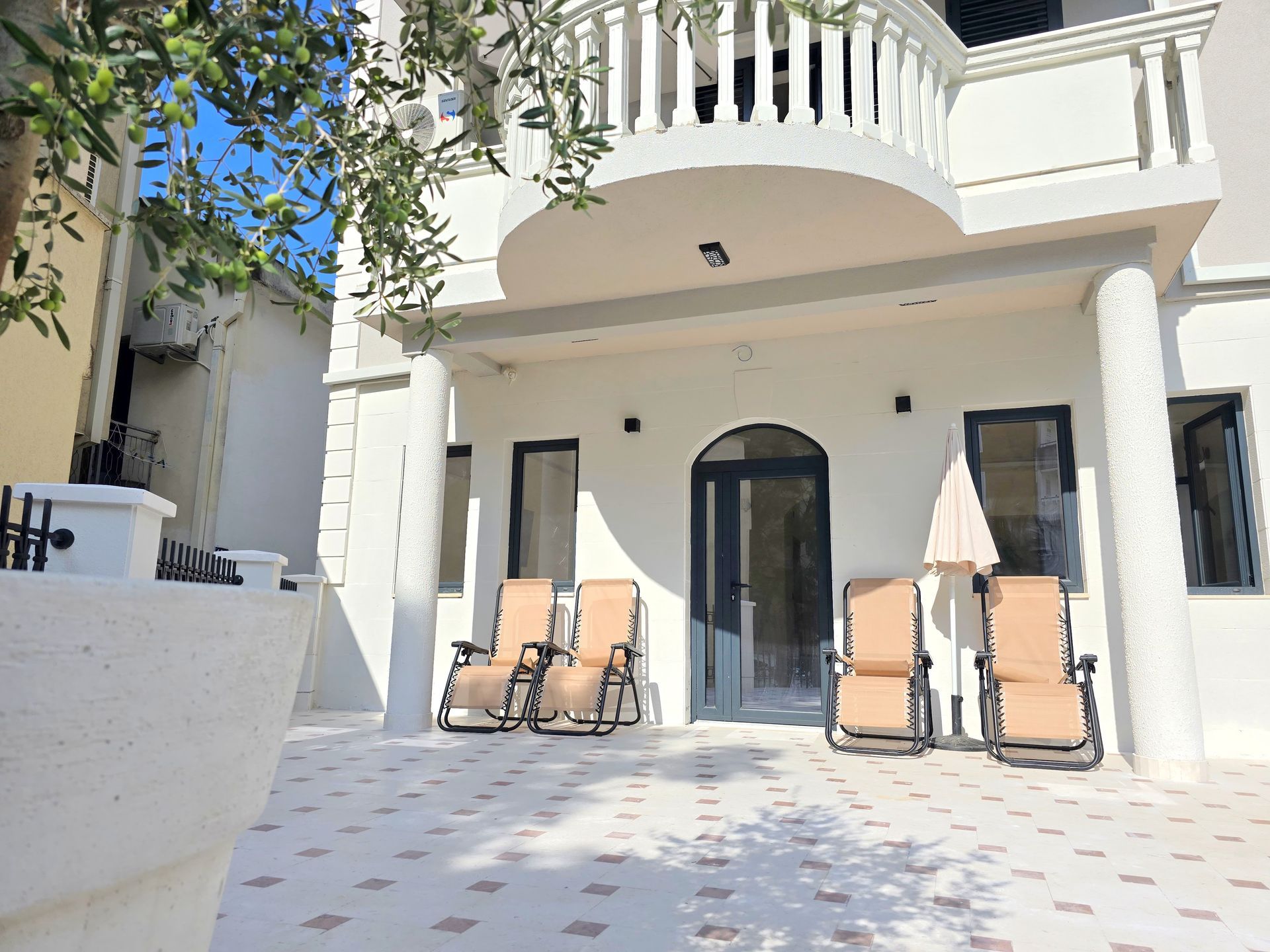 Renoviran mini hotel sa apartmanima, poslovnim prostorom i parkingom-Budva,Adok - Amfora Real Estate