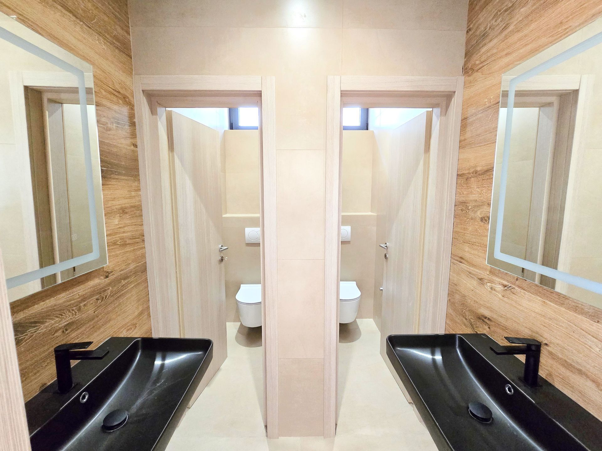 Renoviran mini hotel sa apartmanima, poslovnim prostorom i parkingom-Budva,Adok - Amfora Real Estate